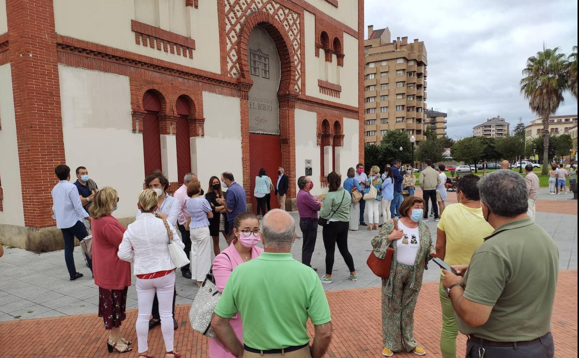 Concentracion de aficionados frente a la plaza de toros de Gijón, este miércoles.