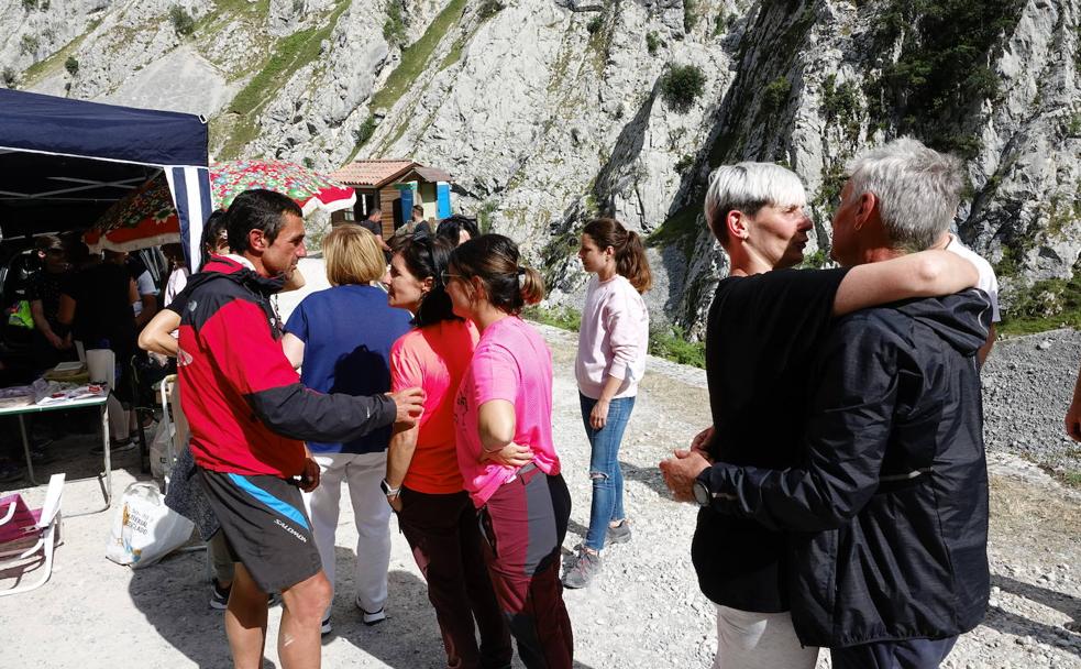 Los cántabros Ramón González y José Antonio García en Poncebos con familiares y amigos minutos después de ser rescatados 