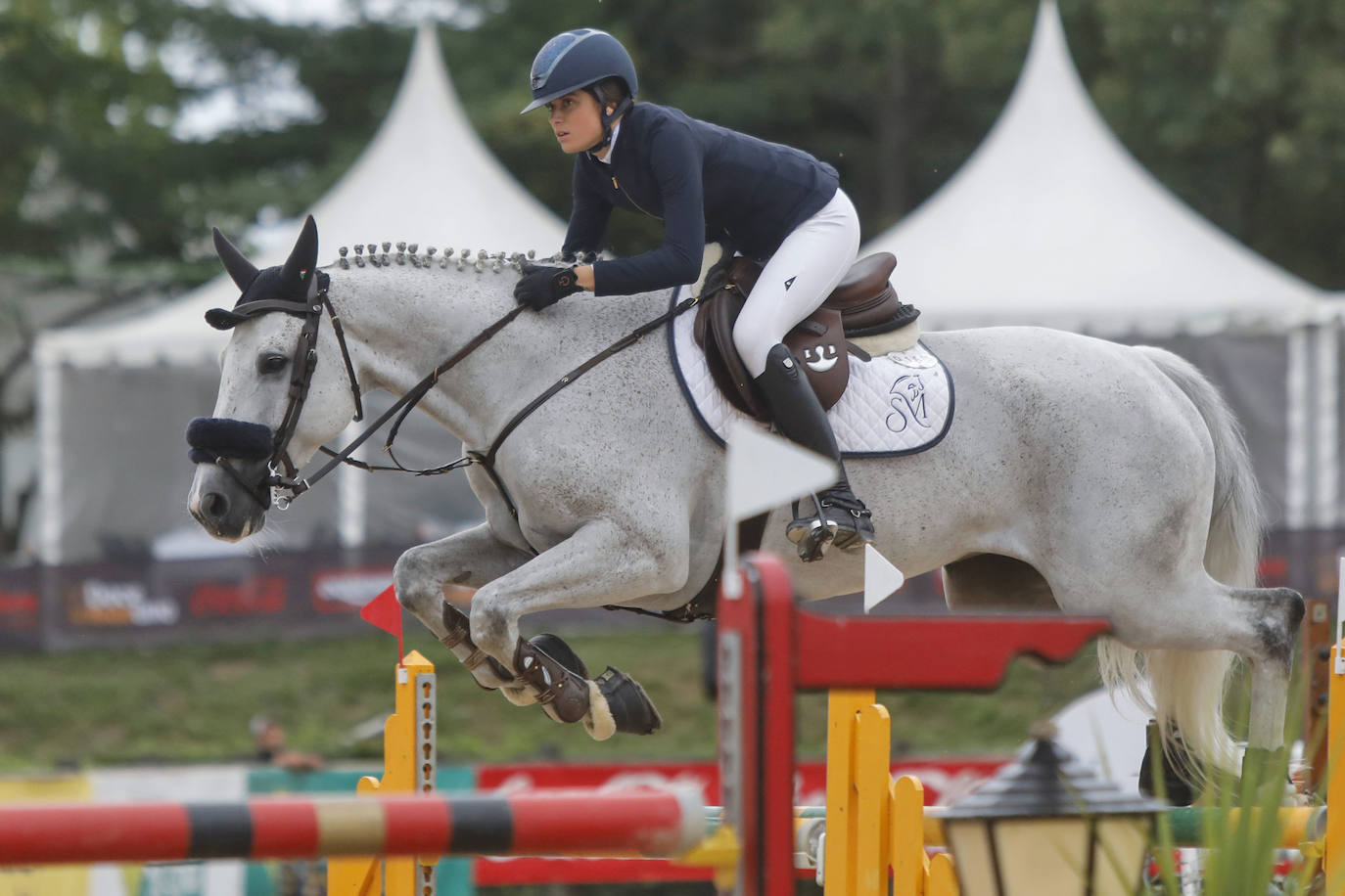 Gerardo Menéndez Mieres ha firmado un triunfo formidable sobre 'Diamantta Dc' en una nueva jornada en el Gijón Horse Jumping. La de este jueves se ha tratado de una etapa para velocistas y la prueba grande del segundo CSI 2 estrellas quedó resuelta al esprint. 