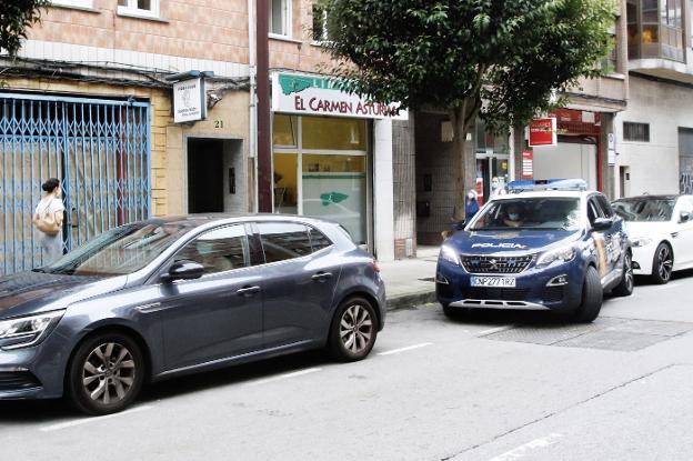 La Policía Nacional abandona la calle Fuente del Real tras el registro en el piso del detenido. 