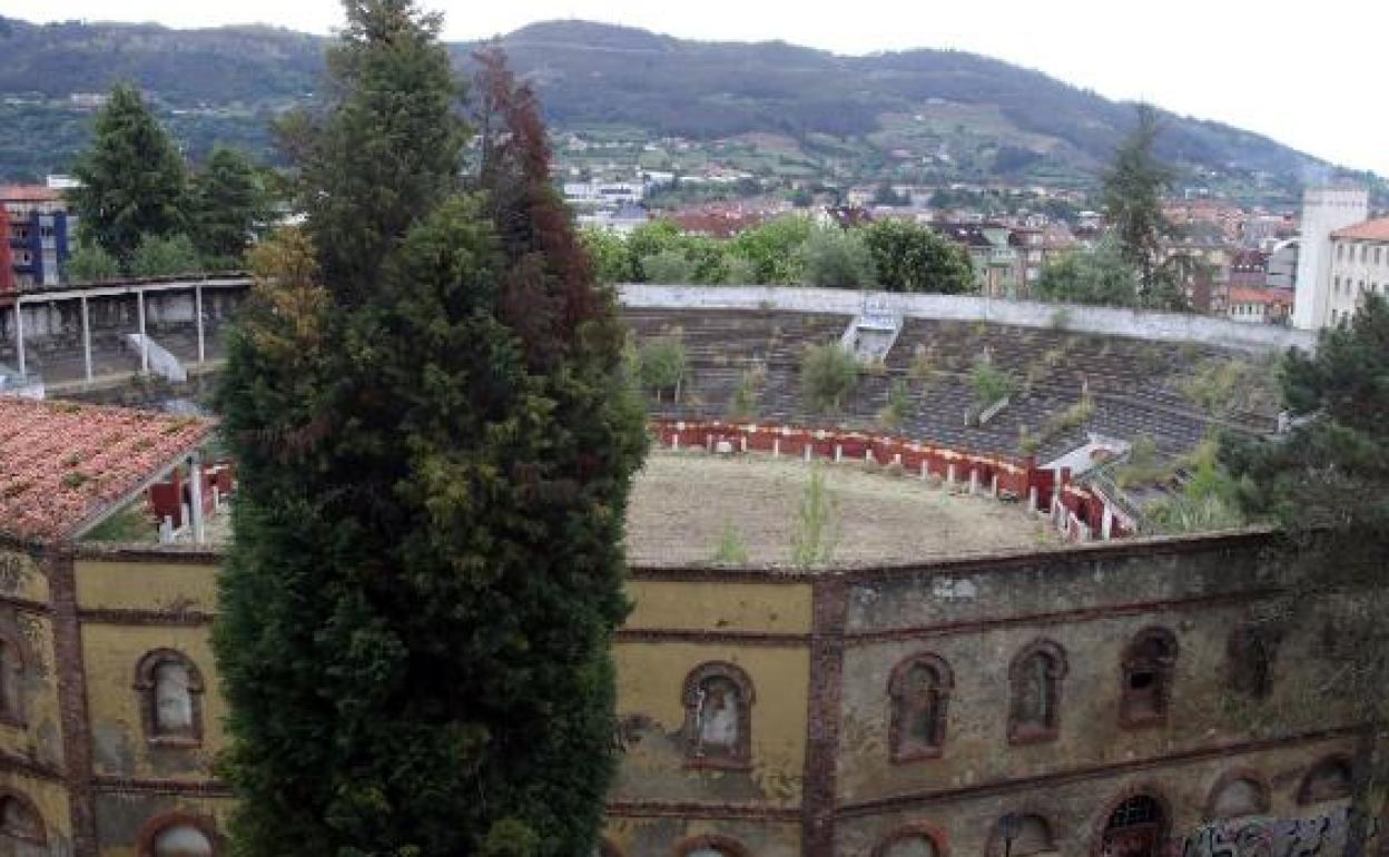 Coso taurino de Oviedo, en una imagen reciente que muestra su deterioro.