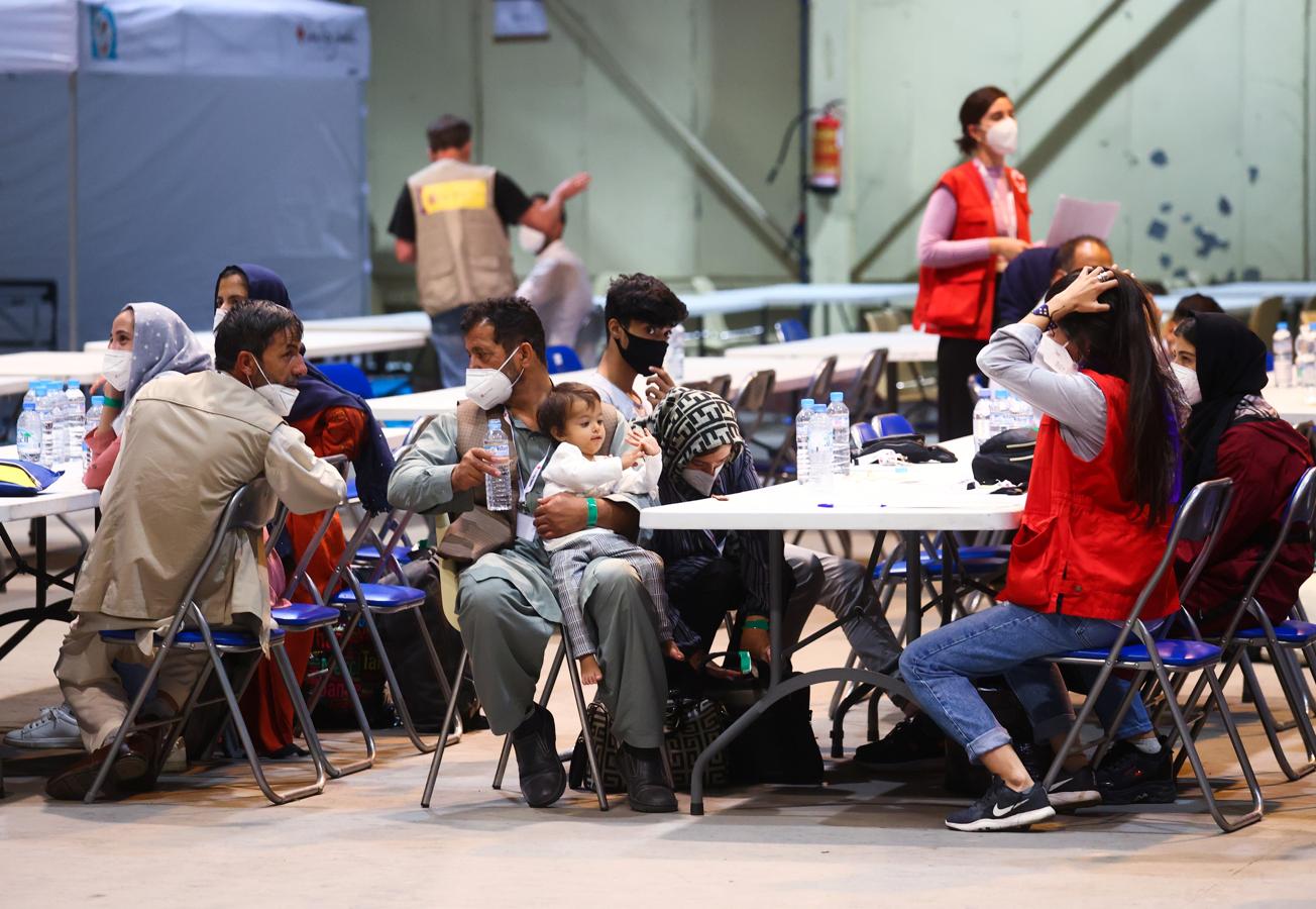 Los refugiados afganos descansan a su llegada del aeródromo de Torrejón de Ardoz. 