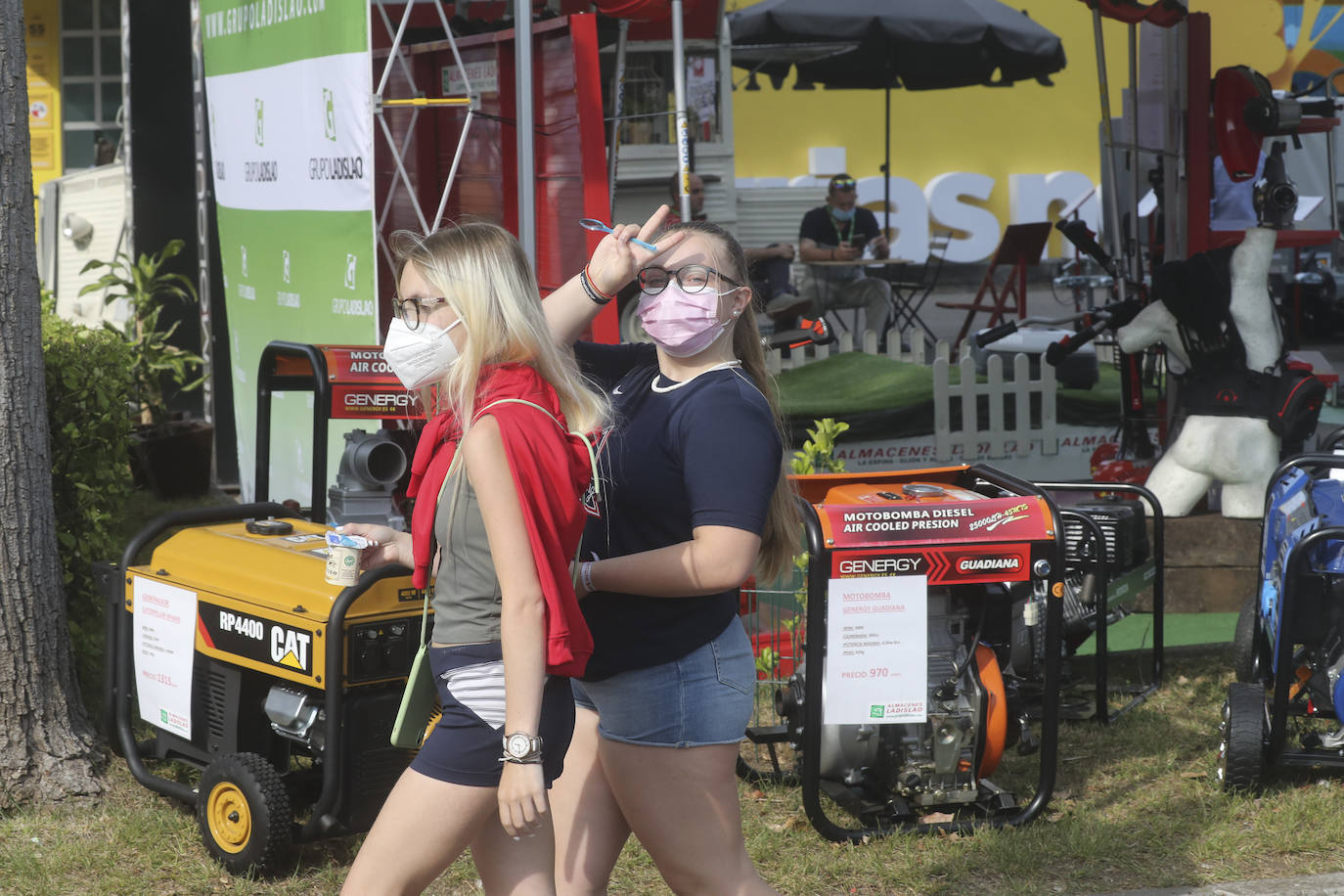 El verano se ha hecho notar este viernes en Asturias. El calor ha empujado a turistas y locales a las playas. De hecho, el arenal de San Lorenzo tuvo que cerrar durante cuatro horas porque se llenó el aforo. 