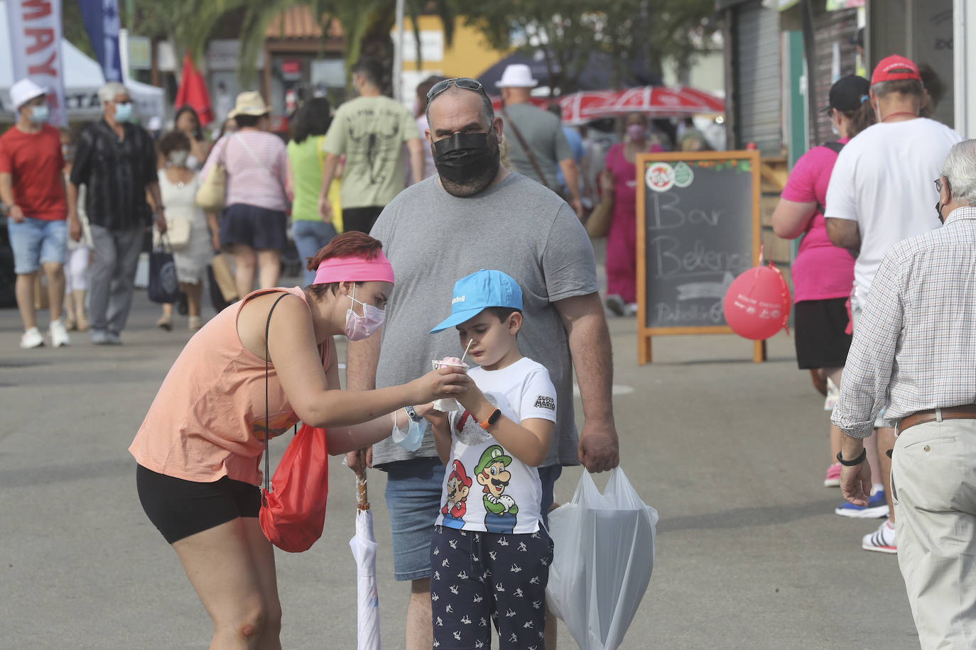 El verano se ha hecho notar este viernes en Asturias. El calor ha empujado a turistas y locales a las playas. De hecho, el arenal de San Lorenzo tuvo que cerrar durante cuatro horas porque se llenó el aforo. 