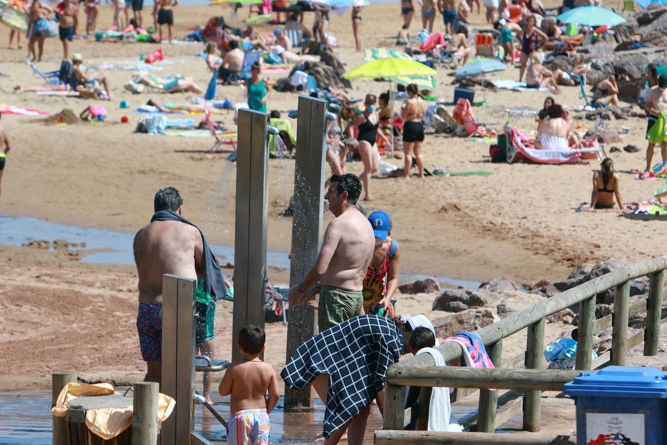 El verano se ha hecho notar este viernes en Asturias. El calor ha empujado a turistas y locales a las playas. De hecho, el arenal de San Lorenzo tuvo que cerrar durante cuatro horas porque se llenó el aforo. 