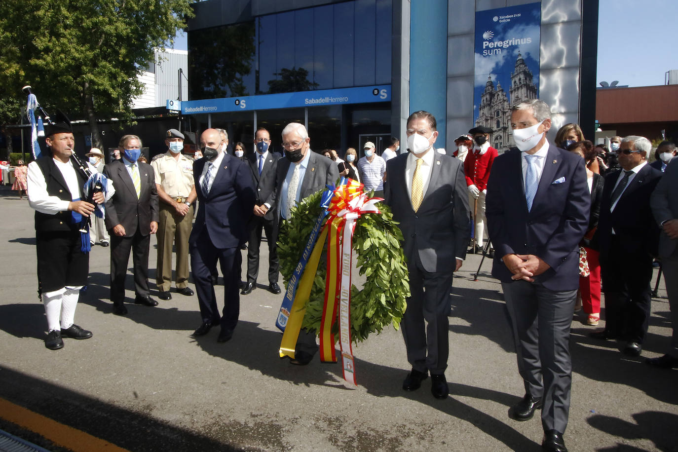 El alcalde de Oviedo, de visita en la Feria, aprovecha el Día del Foro Jovellanos para instar al Gobierno regional a abrazar el espíritu del prócer y «abandonar sesgos ideológicos».