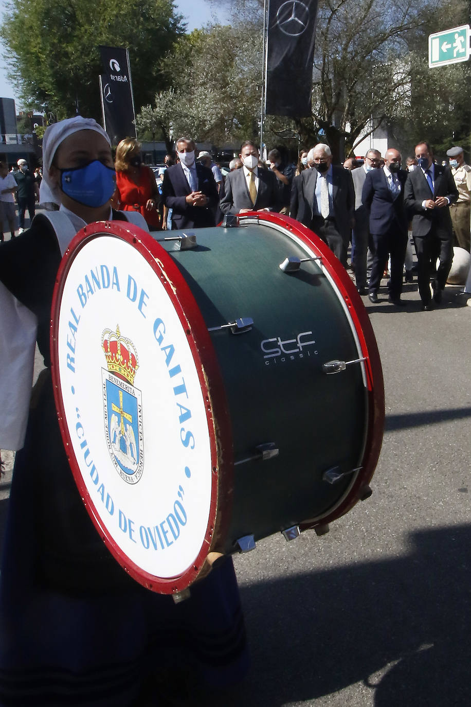 El alcalde de Oviedo, de visita en la Feria, aprovecha el Día del Foro Jovellanos para instar al Gobierno regional a abrazar el espíritu del prócer y «abandonar sesgos ideológicos».