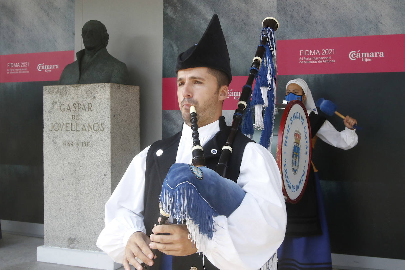 El alcalde de Oviedo, de visita en la Feria, aprovecha el Día del Foro Jovellanos para instar al Gobierno regional a abrazar el espíritu del prócer y «abandonar sesgos ideológicos».