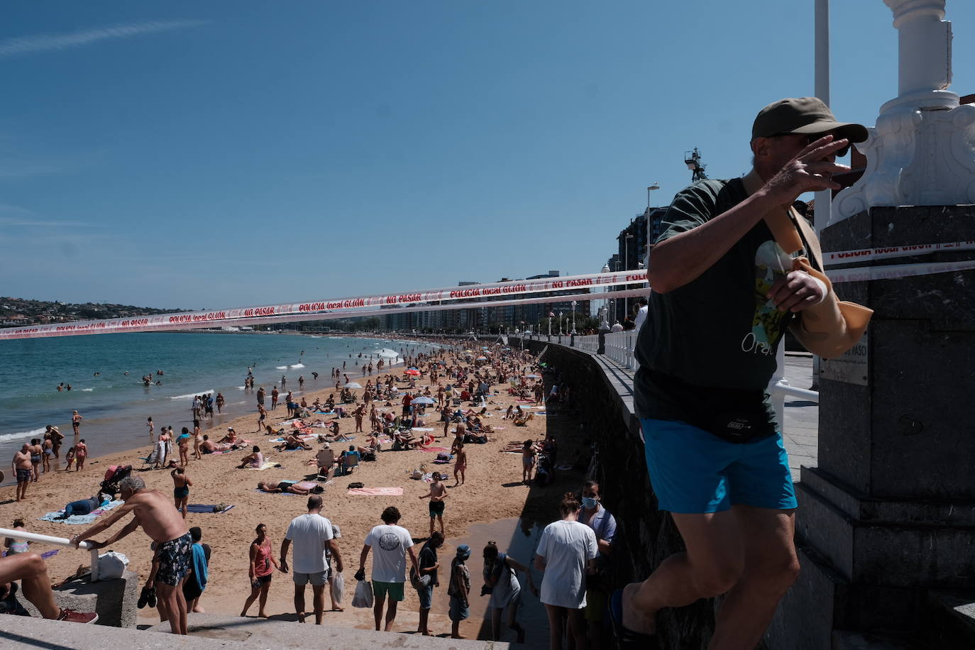 La playa gijonesa cerró poco antes de las 14.00 sus accesos al coincidir una elevada concurrencia con la pleamar. El Ayuntamiento anunció a través de la megafonía del arenal la medida, que se pone en práctica por segunda vez este verano. La primera ocasión en que se empleó fue el 10 de agosto.