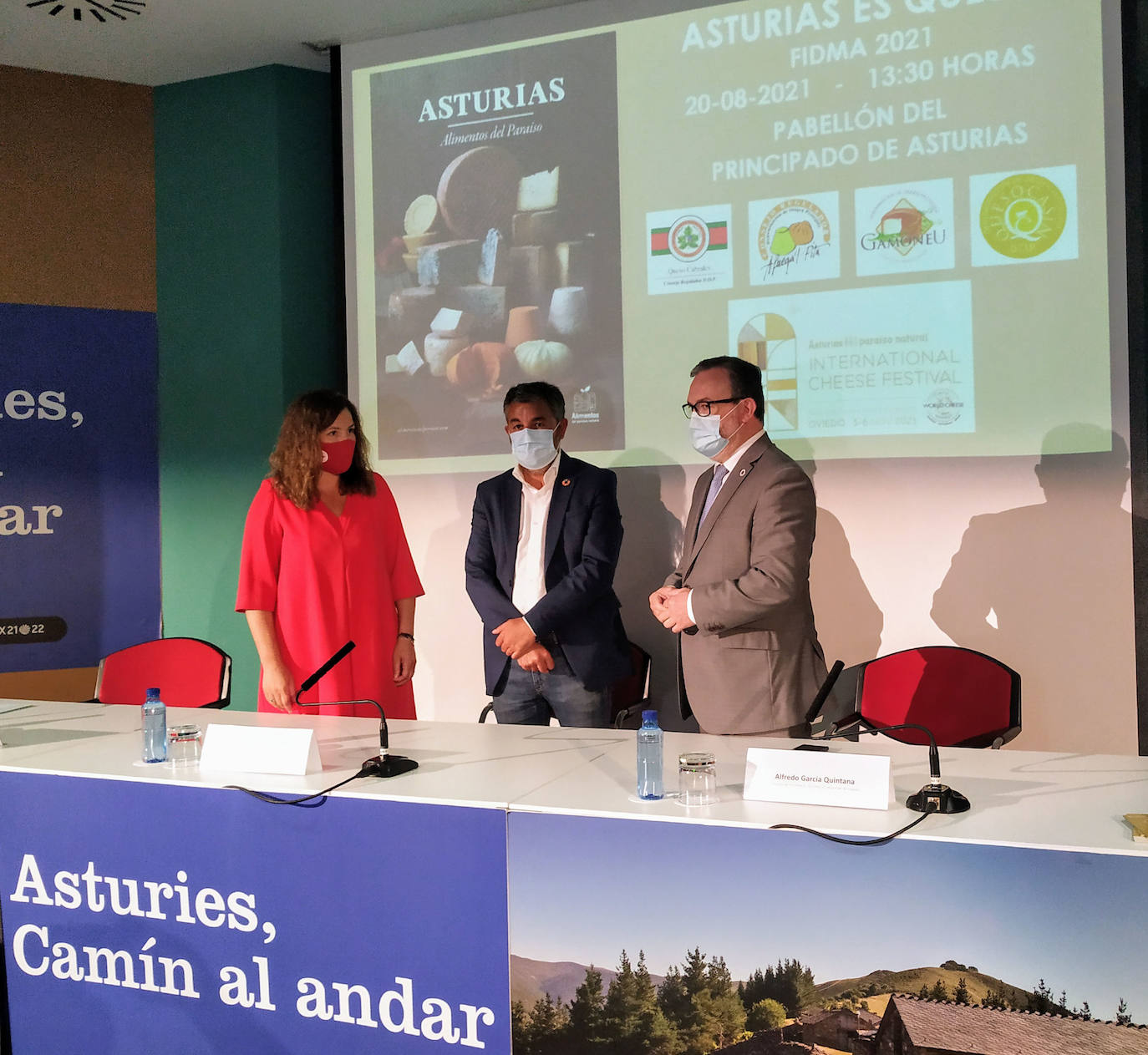 El consejero de Medio Rural y Cohesión Territorial, Alejandro Calvo, salió a faenar para pescar sardina en el barco de cerco artesanal Santiana junto al director general de Pesca, Francisco González y doce personas de la tripulación.