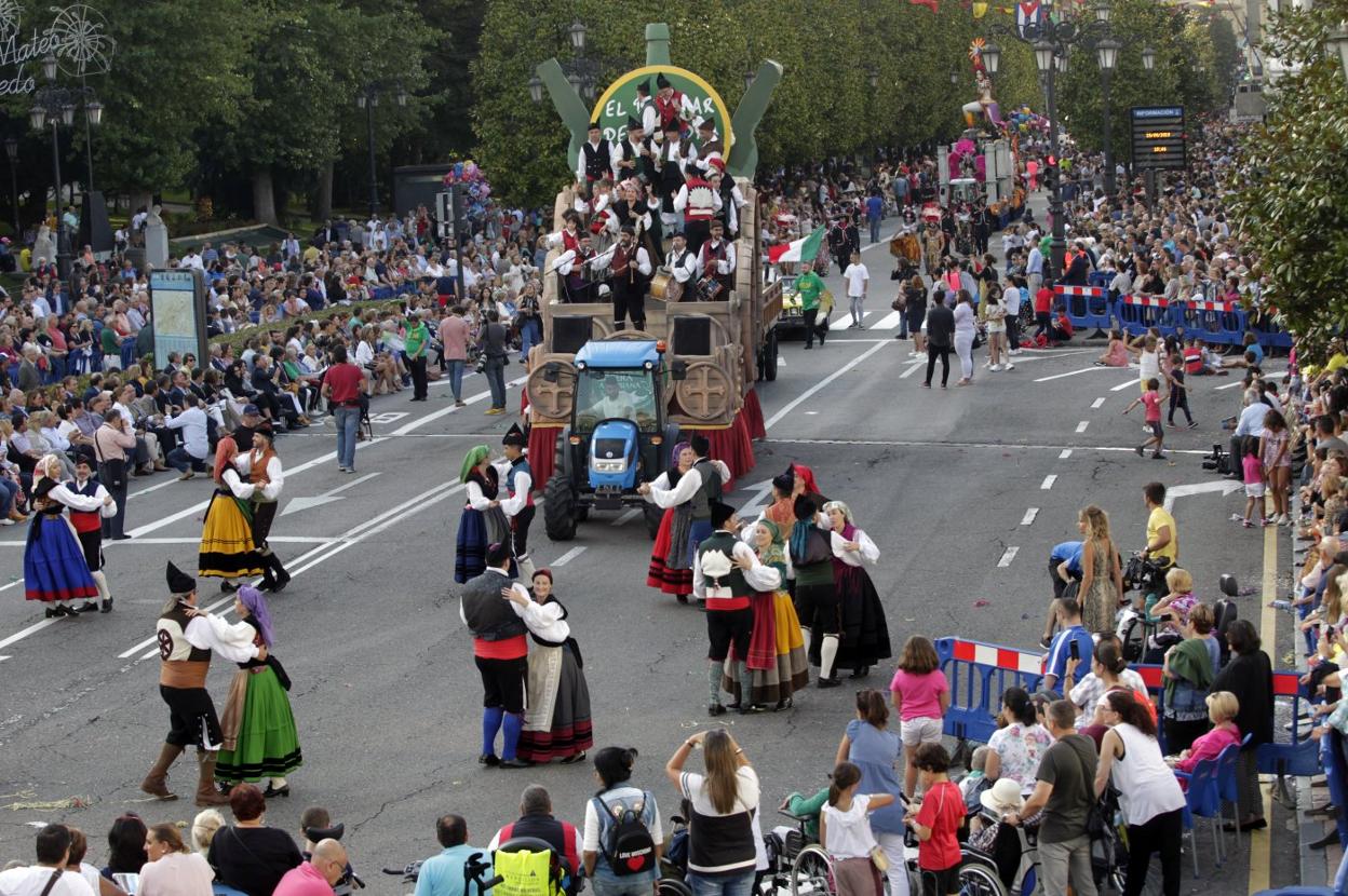 La carroza de la calle Gascona, en el desfile del Día de América en Asturias de 2019, el último que se ha celebrado. 