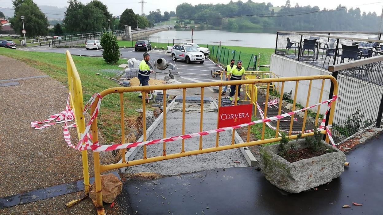 El personal municipal da los últimos retoques a la nueva rampa de acceso al aparcamiento del pantano. 