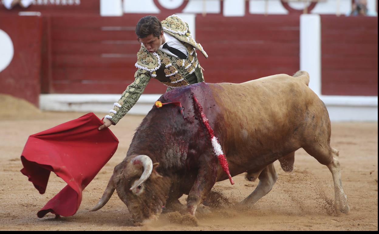 El Juli, durante la tercera y última jornada de Feria de Begoña este verano.