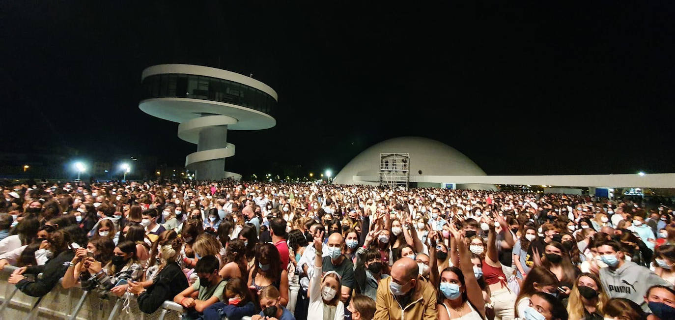 Los alrededor de 1.500 asistentes a la actuación llenaron en pie la plaza del centro cultural, donde la artista catalana ofreció sus temas más recientes.