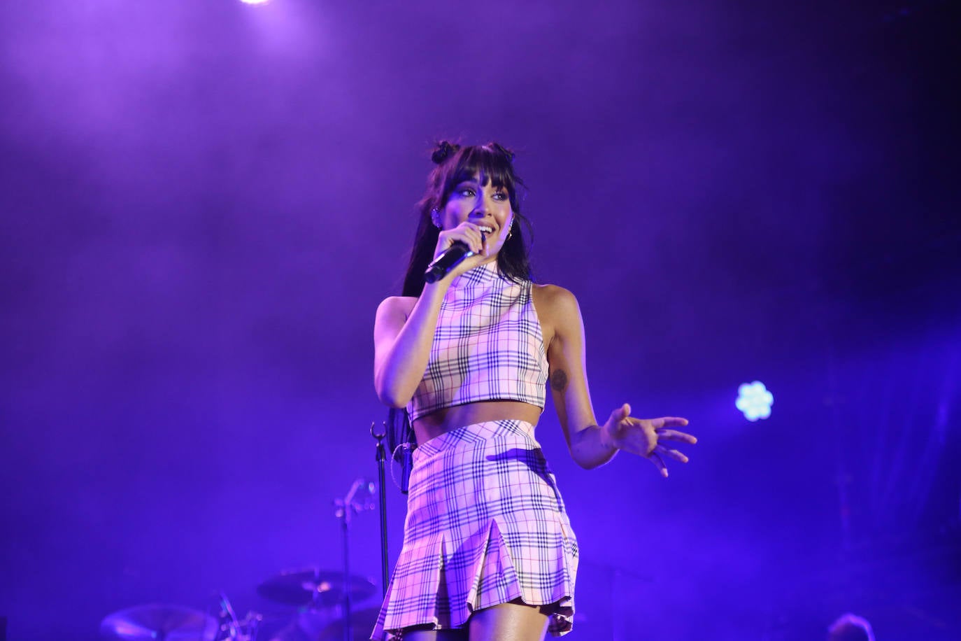 Los alrededor de 1.500 asistentes a la actuación llenaron en pie la plaza del centro cultural, donde la artista catalana ofreció sus temas más recientes.