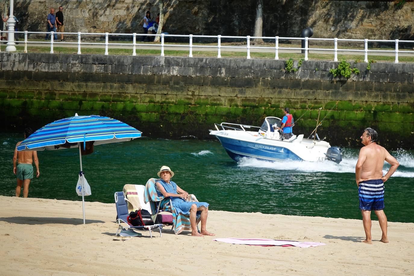 El verano ha vuelto a hacerse notar este sábado en buena parte de Asturias. Las temperaturas agradables y el sol han animado a turistas y locales a acudir en masa a las playas. Tanto es así que el arenal gijonés de San Lorenzo ha tenido que colgar el cartel de «aforo lleno». Quienes no han ido a la playa han tratado de sofocar el calor en piscinas, terrazas y heladerías. 