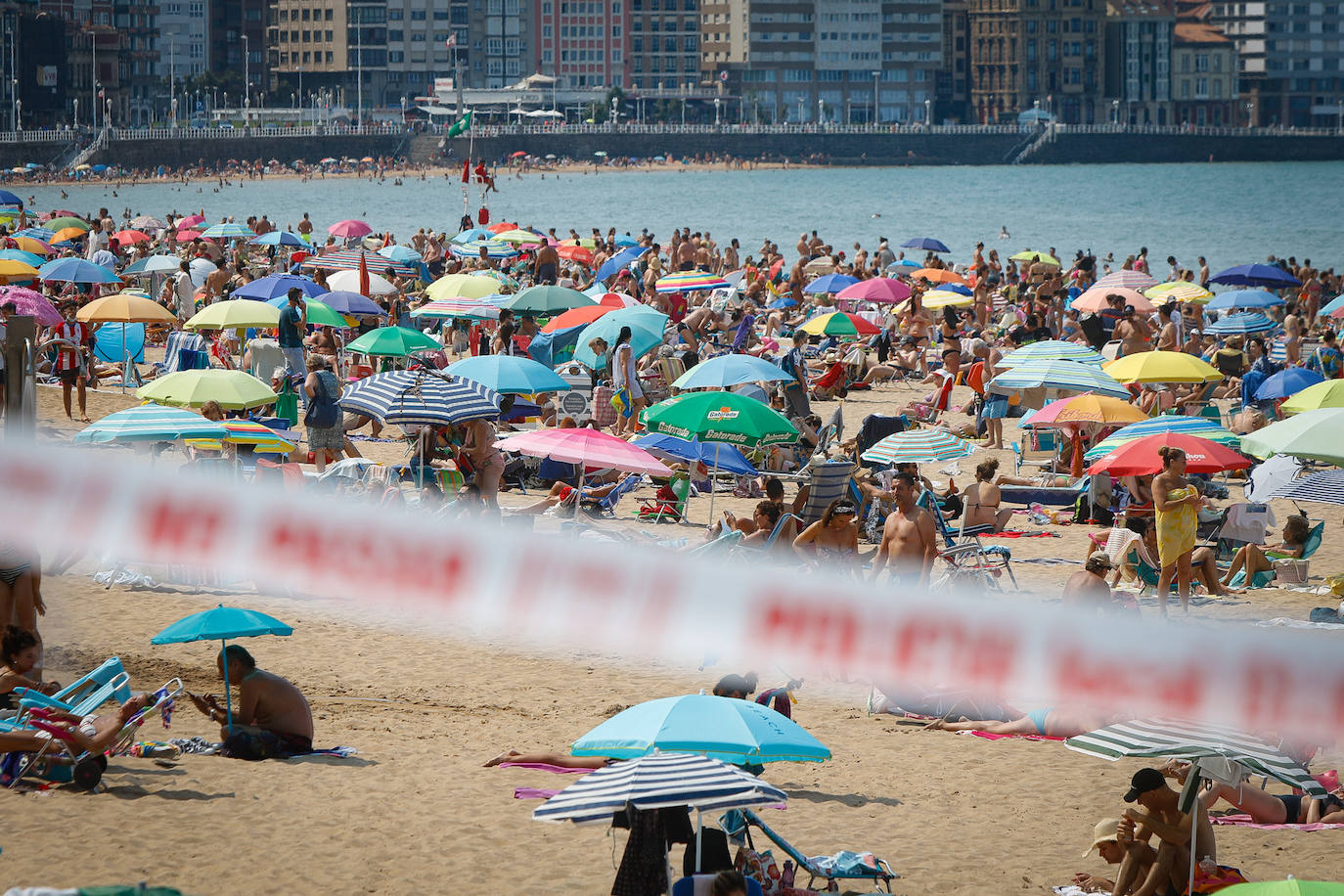 El verano ha vuelto a hacerse notar este sábado en buena parte de Asturias. Las temperaturas agradables y el sol han animado a turistas y locales a acudir en masa a las playas. Tanto es así que el arenal gijonés de San Lorenzo ha tenido que colgar el cartel de «aforo lleno». Quienes no han ido a la playa han tratado de sofocar el calor en piscinas, terrazas y heladerías. 