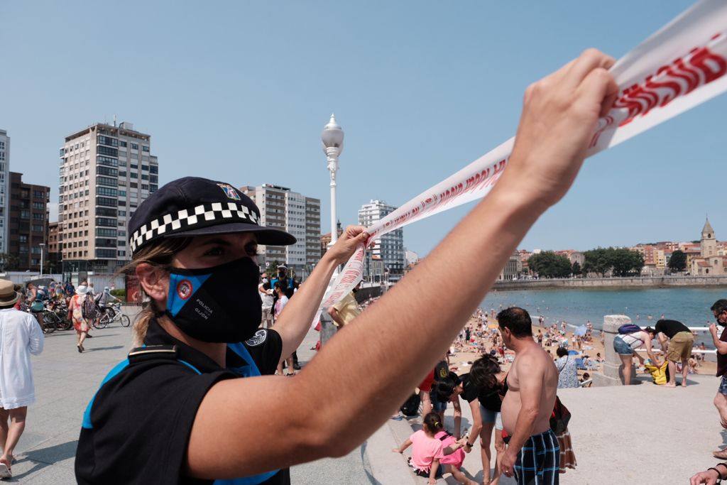 Se trata de la tercera vez de la temporada estival que la policía local ha tenido que cerrar el acceso al arenal gijonés debido a la afluencia de personas