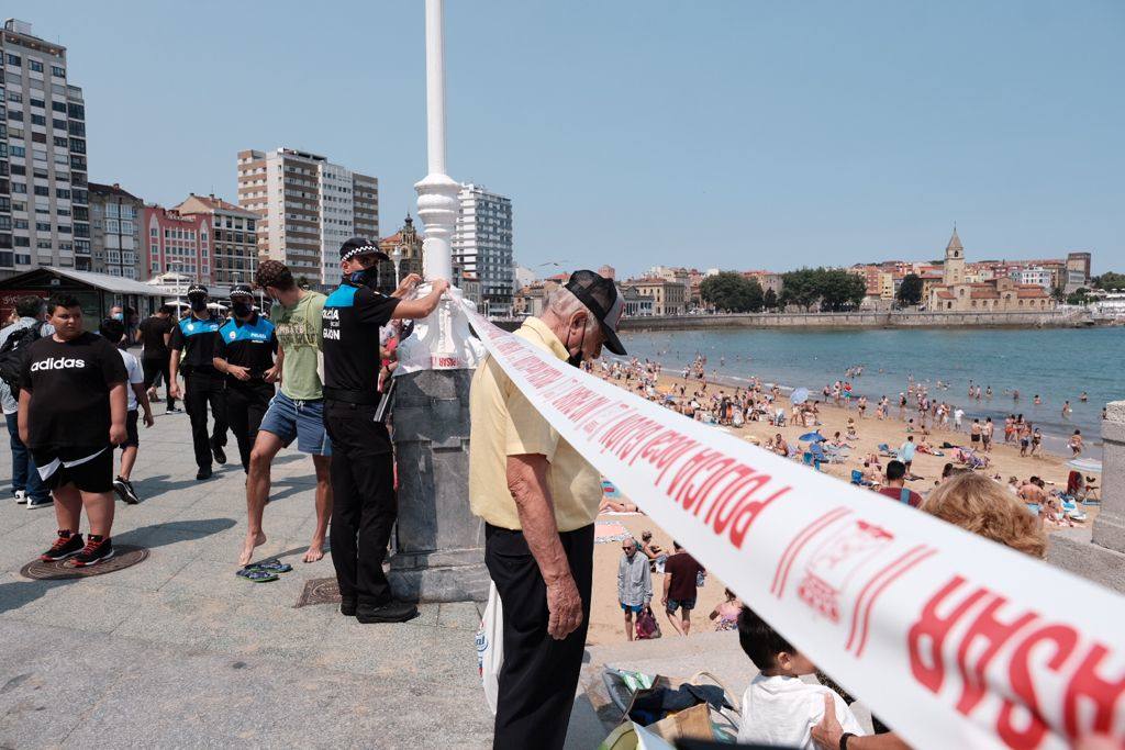 Se trata de la tercera vez de la temporada estival que la policía local ha tenido que cerrar el acceso al arenal gijonés debido a la afluencia de personas