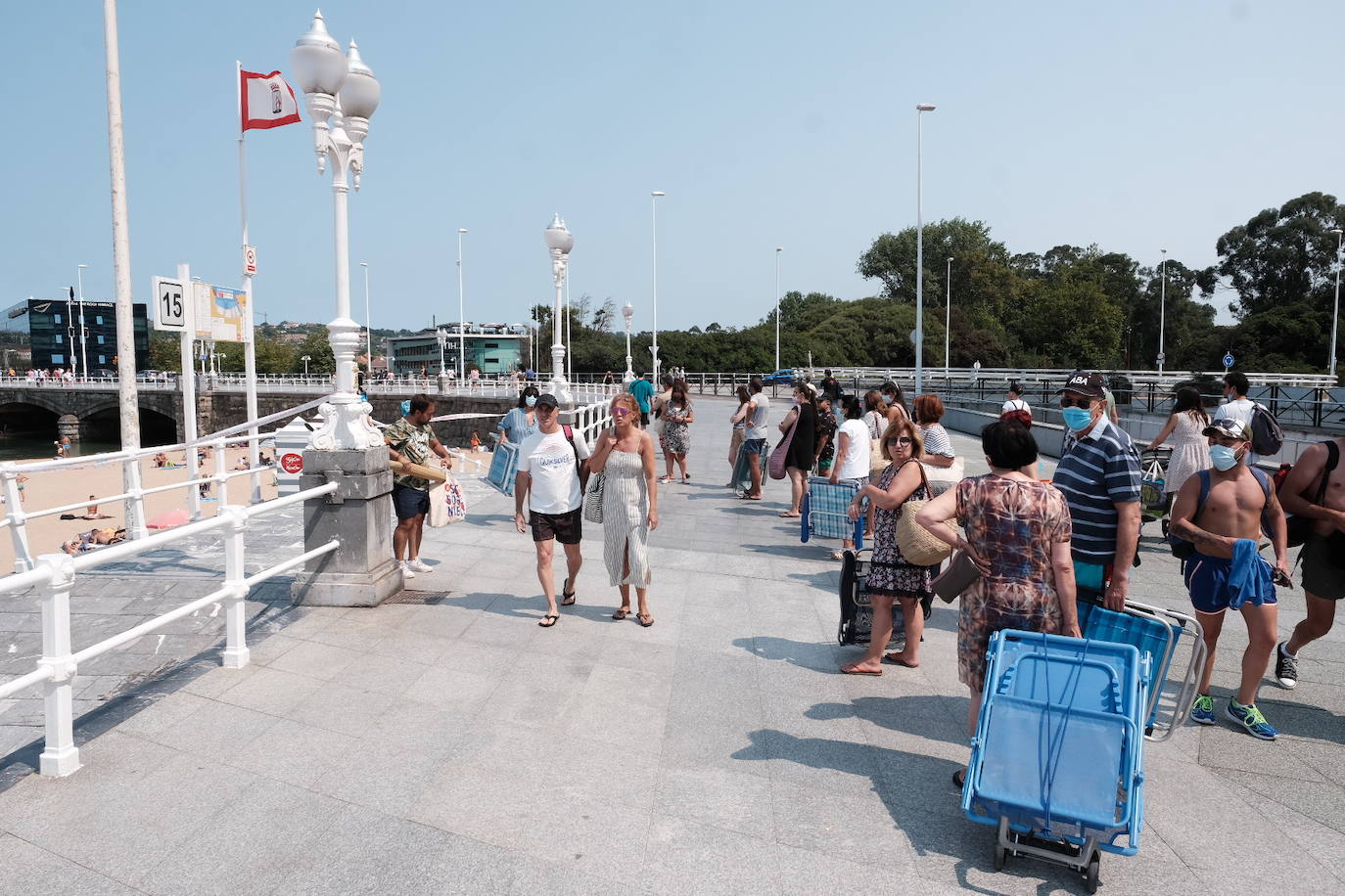 Se trata de la tercera vez de la temporada estival que la policía local ha tenido que cerrar el acceso al arenal gijonés debido a la afluencia de personas