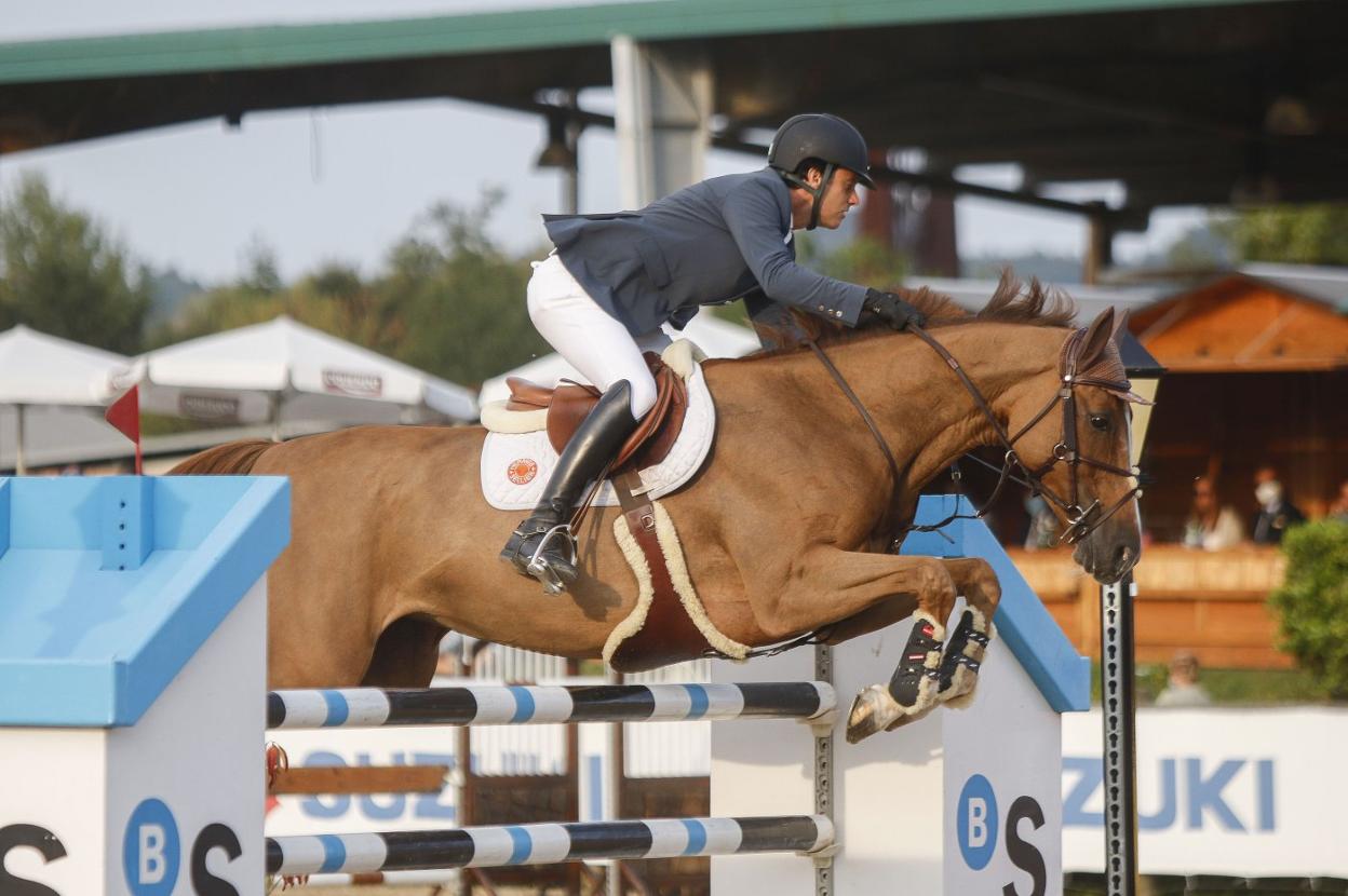 El jinete brasileño Pedro Veniss, con 'Balada de Colores', supera uno de los obstáculos en la prueba grande Trofeo Banco Sabadell. 