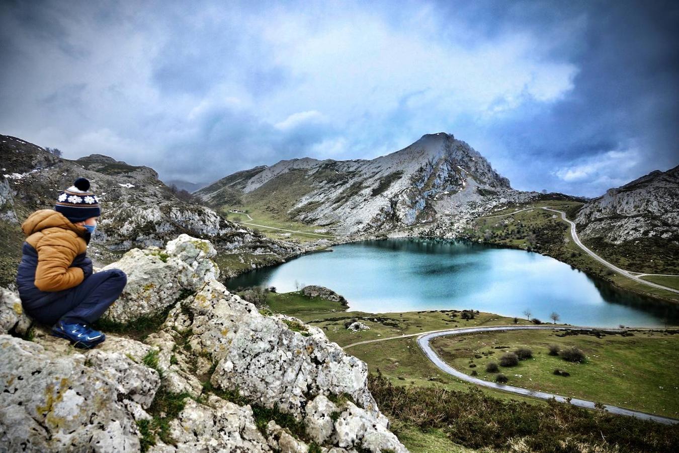 Lago Enol: A 1070 m de altitud entre el Pico Mosquital, la Porra de Enol y el Cerro Sobornín y en plenos Picos de Europa, ahí es donde se encuentra el Lago Enol. Junto con el Lago Ercina conforma los conocidos Lagos de Covadonga, siendo este el más grande de los dos.