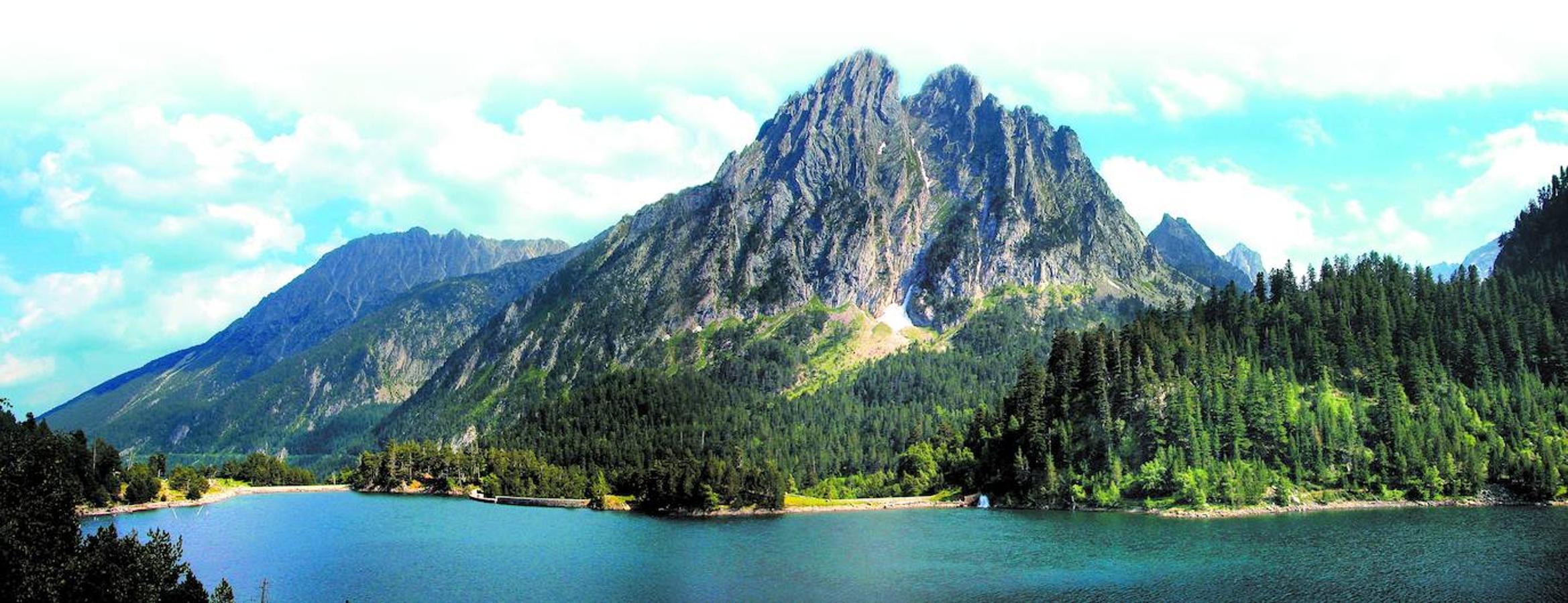 Estany de Sant Maurici (Lérida): Este bonito lago ubicado en los Pirineos y engrandecido con una pequeña presa localizada en el término municipal de Espot, en el Parque Nacional d’Aigüestortes i Estany de Sant Maurici, se encuentra situado a 1910 metros de altitud y en el fondo de un circo glaciar. Se alimenta de las aguas de los Ríos y torrentes de Ratera, Portarró y Subenuix.