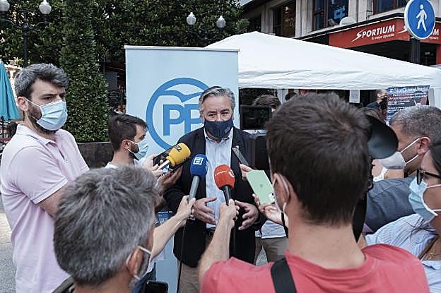 El presidente del PP Pablo González atiende a los medios. 