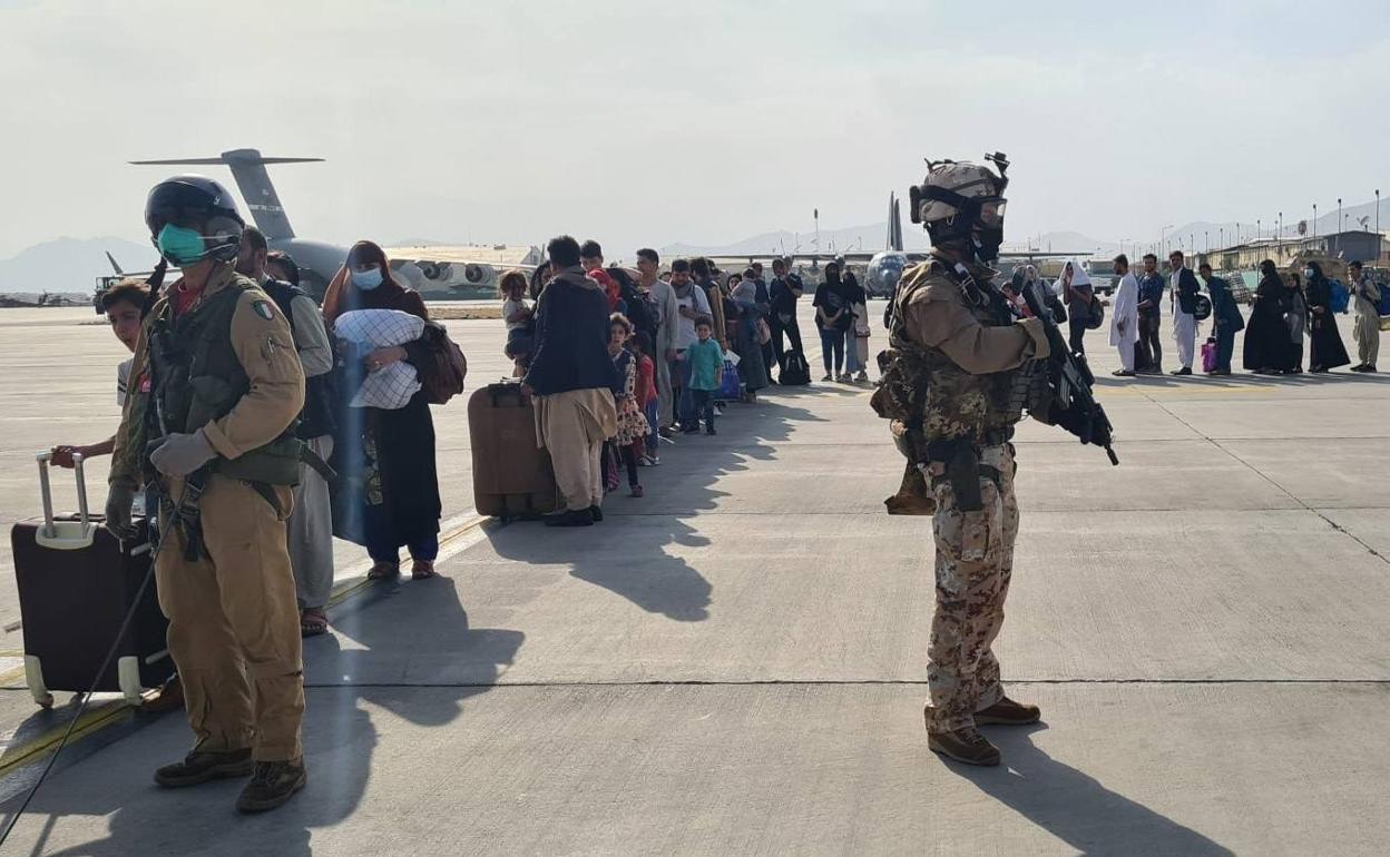 El caos en el aeropuerto de Kabul no cesa: «Tenemos grupos de gente que grita 'España, España' para poder entrar»