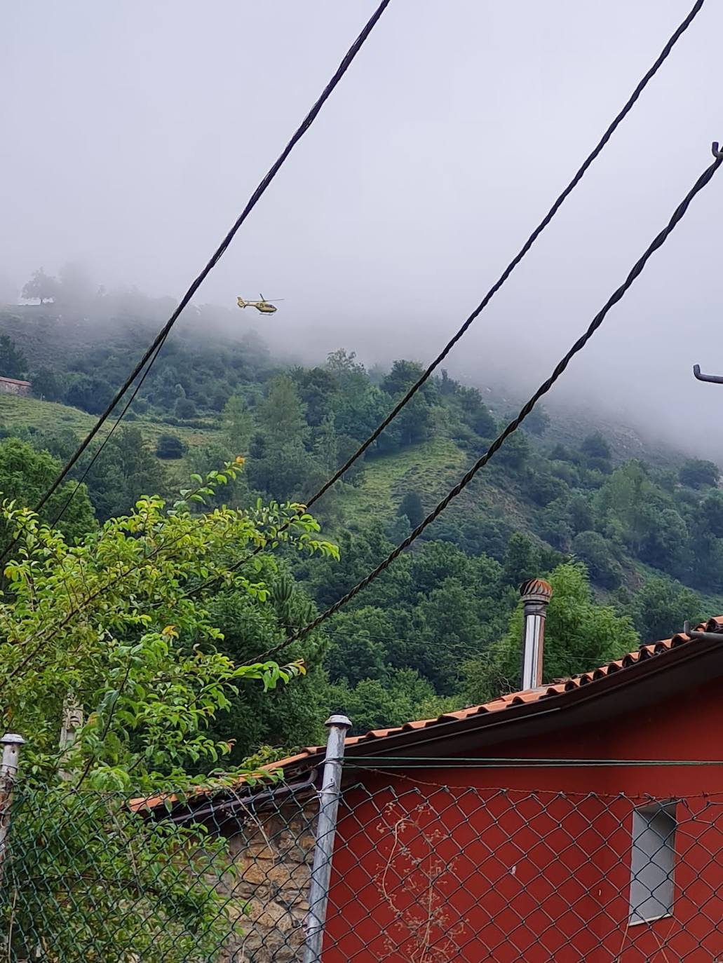 Un hombre de 85 años ha fallecido en un accidente de tráfico en Corés, en Somiedo. El vehículo, en el que viajaba también un hermano del fallecido, de 87 años, y que ha resultado herido grave, se salió de la pista forestal por la que circulaban y cayó varios metros. 