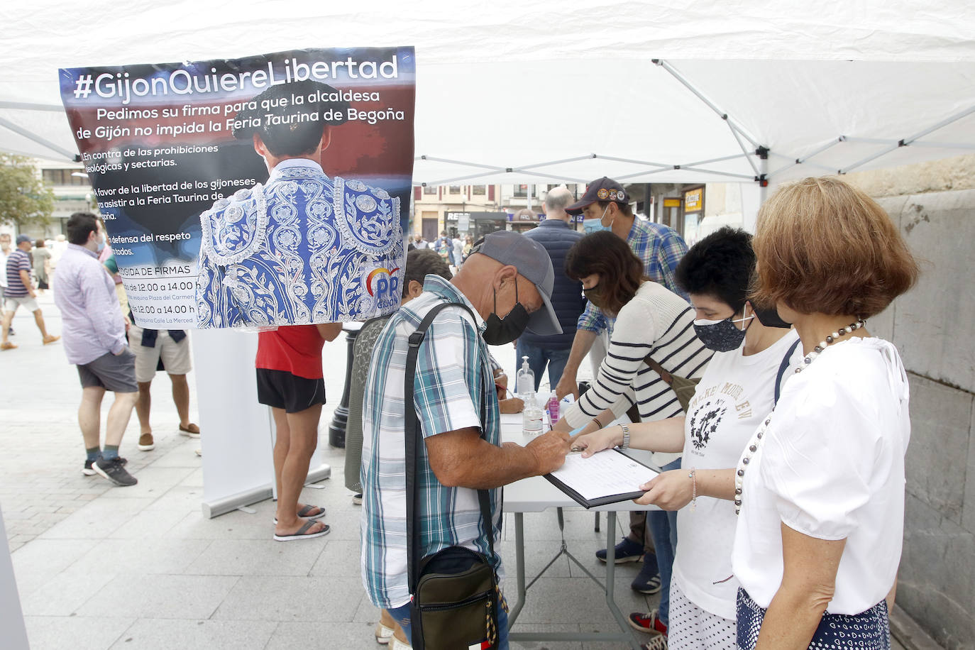 Decenas de personas han respondido a la campaña de recogida de firmas del PP contra la supresión de la feria taurina de Gijón. Si en la primera convocatoria reunieron 1.200 rúbricas en apenas dos horas, en la segunda muchos han aguantado largas esperas para dejar claro su descontento.