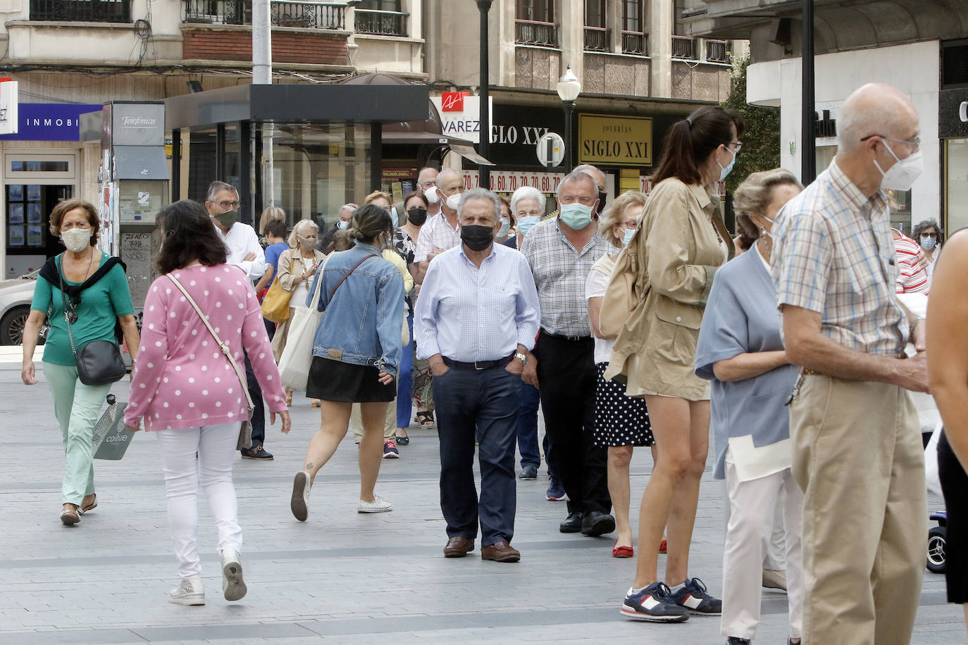Decenas de personas han respondido a la campaña de recogida de firmas del PP contra la supresión de la feria taurina de Gijón. Si en la primera convocatoria reunieron 1.200 rúbricas en apenas dos horas, en la segunda muchos han aguantado largas esperas para dejar claro su descontento.