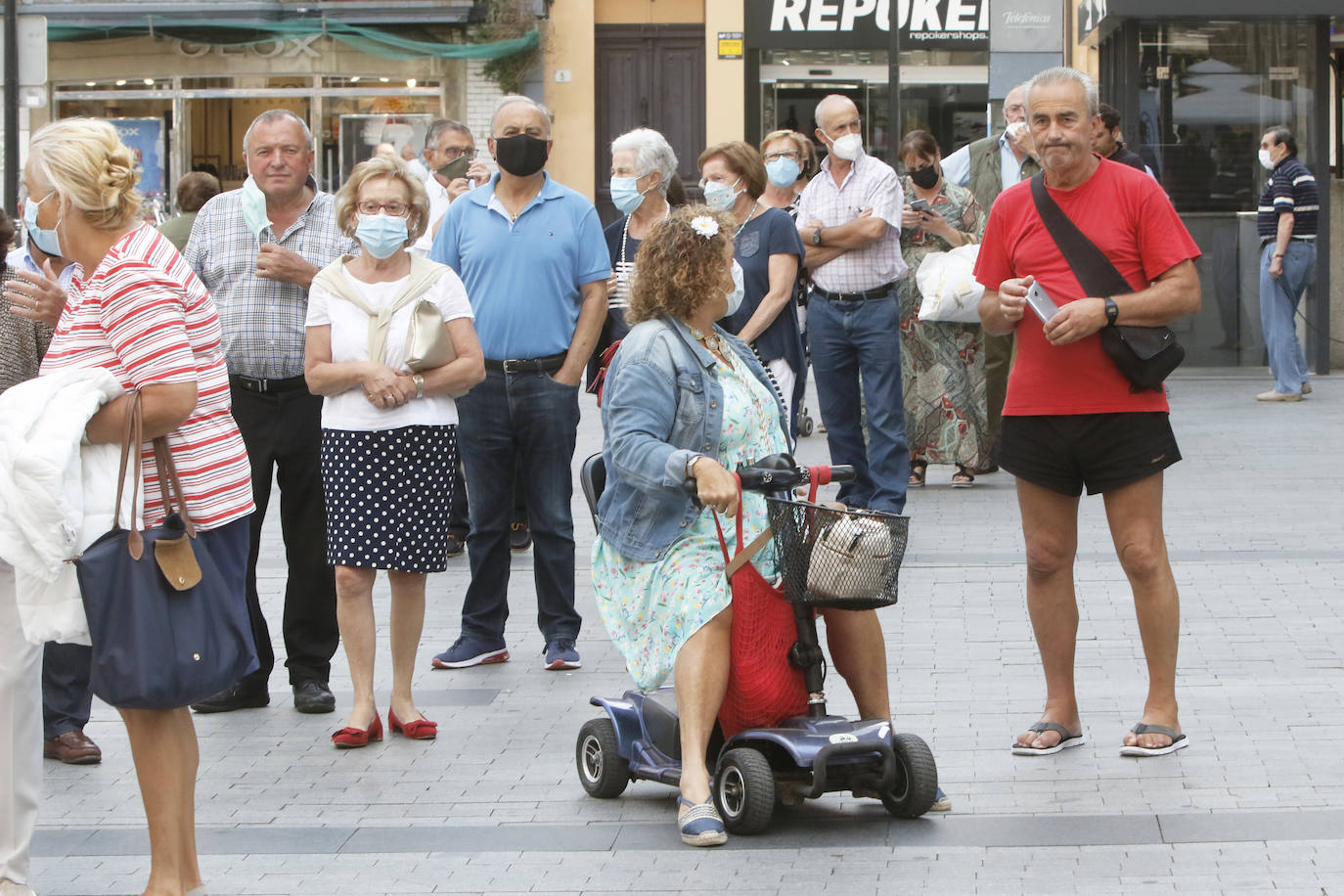 Decenas de personas han respondido a la campaña de recogida de firmas del PP contra la supresión de la feria taurina de Gijón. Si en la primera convocatoria reunieron 1.200 rúbricas en apenas dos horas, en la segunda muchos han aguantado largas esperas para dejar claro su descontento.