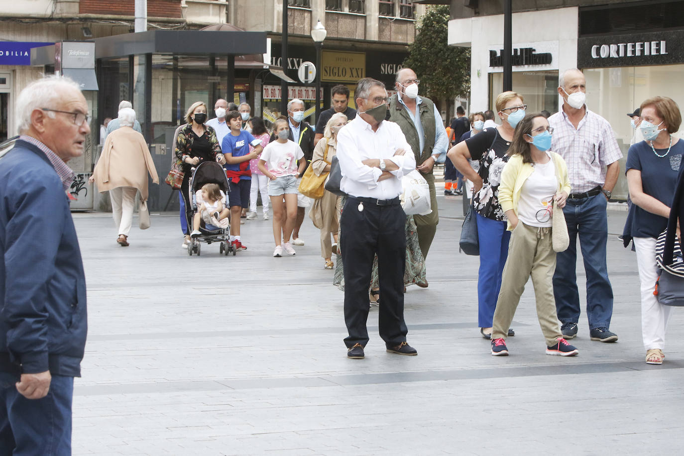 Decenas de personas han respondido a la campaña de recogida de firmas del PP contra la supresión de la feria taurina de Gijón. Si en la primera convocatoria reunieron 1.200 rúbricas en apenas dos horas, en la segunda muchos han aguantado largas esperas para dejar claro su descontento.