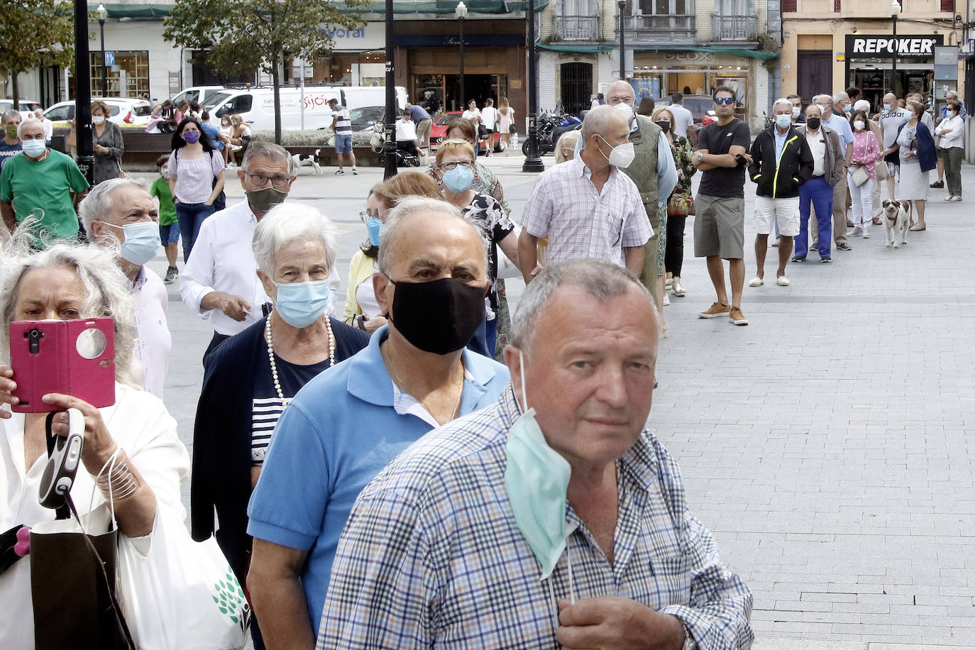 Decenas de personas han respondido a la campaña de recogida de firmas del PP contra la supresión de la feria taurina de Gijón. Si en la primera convocatoria reunieron 1.200 rúbricas en apenas dos horas, en la segunda muchos han aguantado largas esperas para dejar claro su descontento.