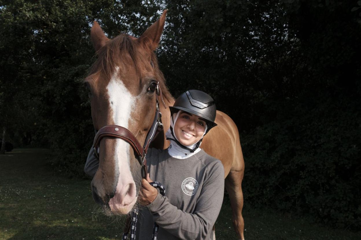La amazona Rawn Jaha Alsaraf, de Kuwai, con uno de sus caballos, ayer, en el Chas. 
