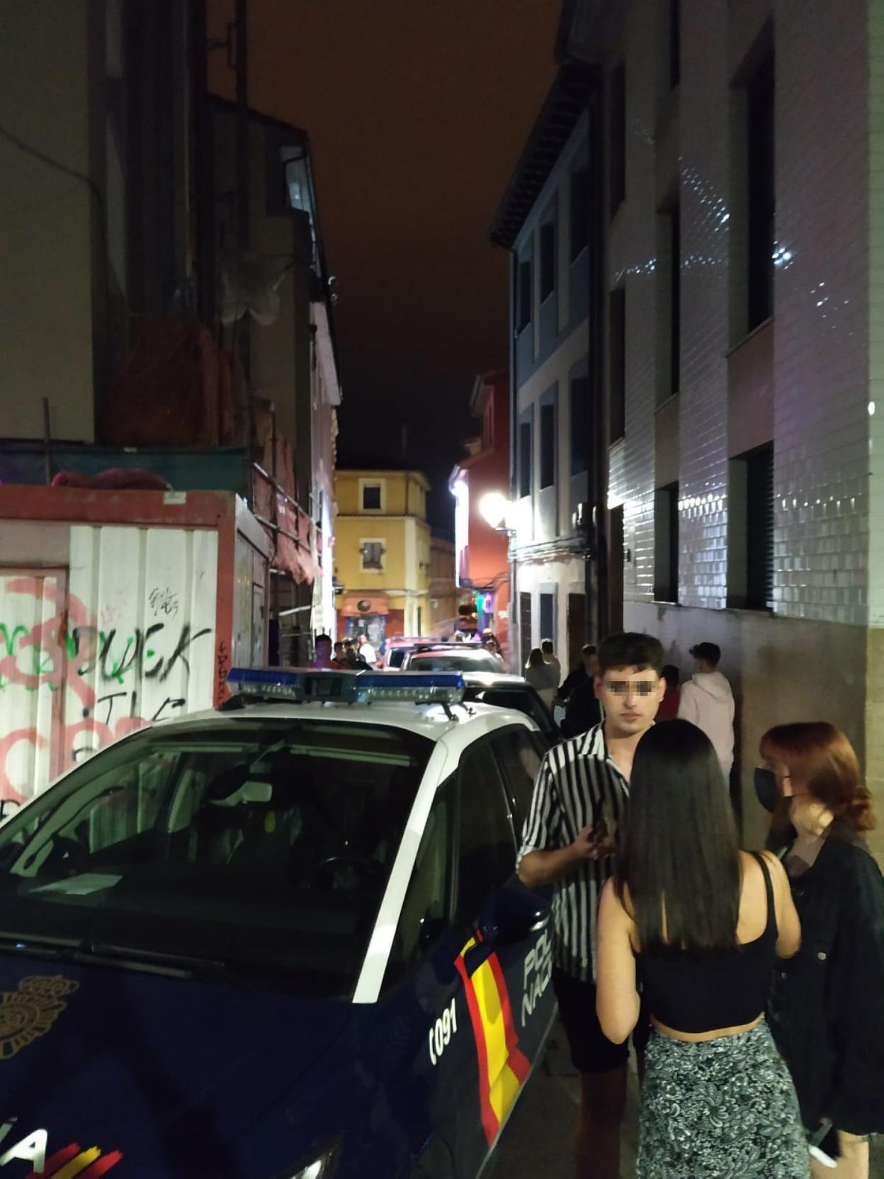 Alrededor de la una de la madrugada, seis coches de policía irrumpieron en el barrio de Cimavilla. 