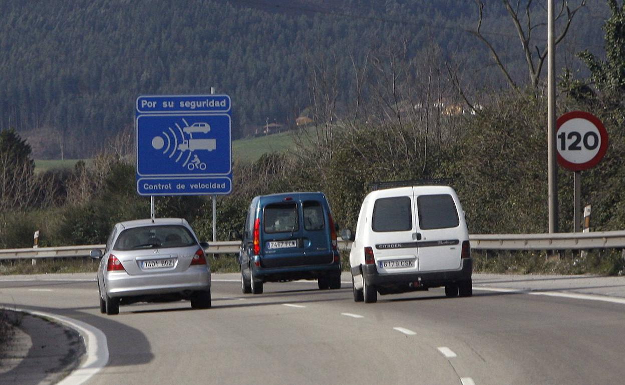 Circulación por el carril de la izquierda en la autopista.