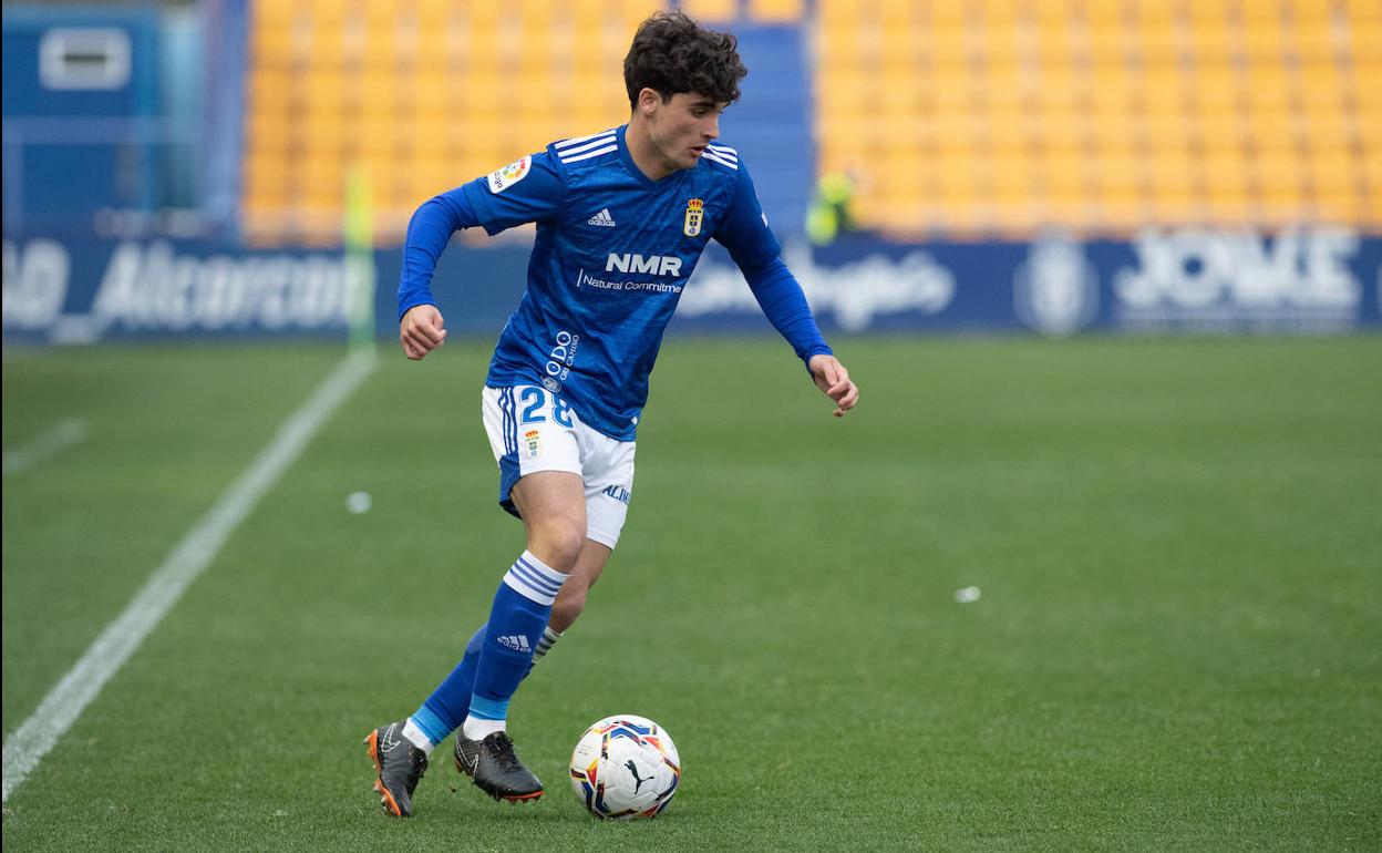 El Real Oviedo y el Tenerife se enfrentan este sábado en el Estadio Carlos Tartiere.