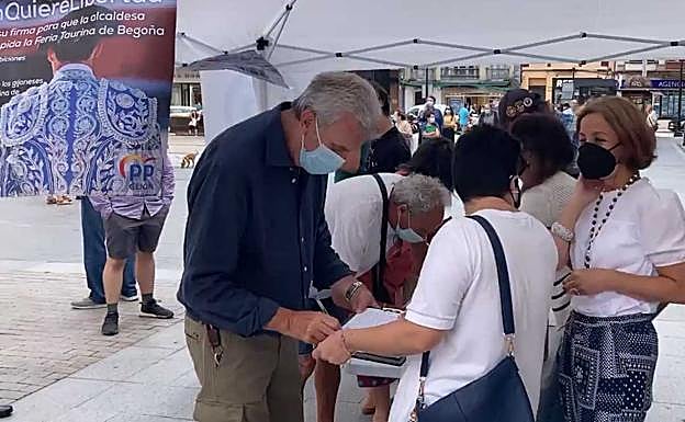 Colas en Gijón en la recogida de firmas contra el fin de la feria taurina 