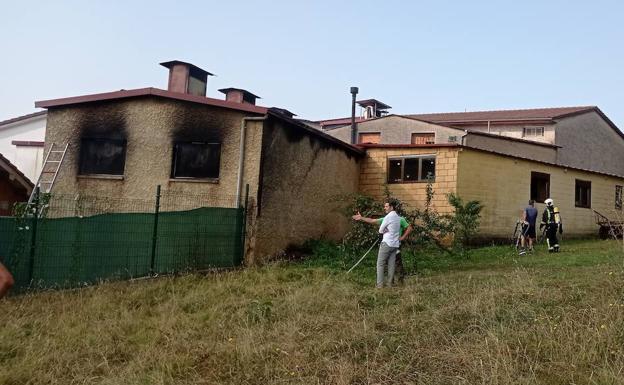 El fuego calcinó uno de los ahumaderos de La Pilarica.