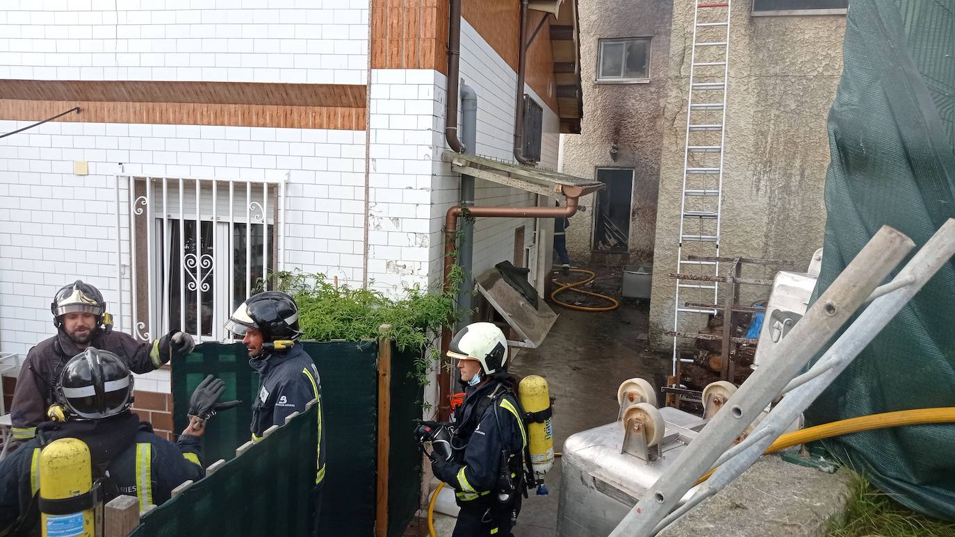 Efectivos de Bomberos del SEPA han sofocado un incendio declarado en la fábrica de embutidos La Pilarica, en Noreña. El fuego, que no ha causado daños personales, ha arrasado uno de los ahumaderos. 