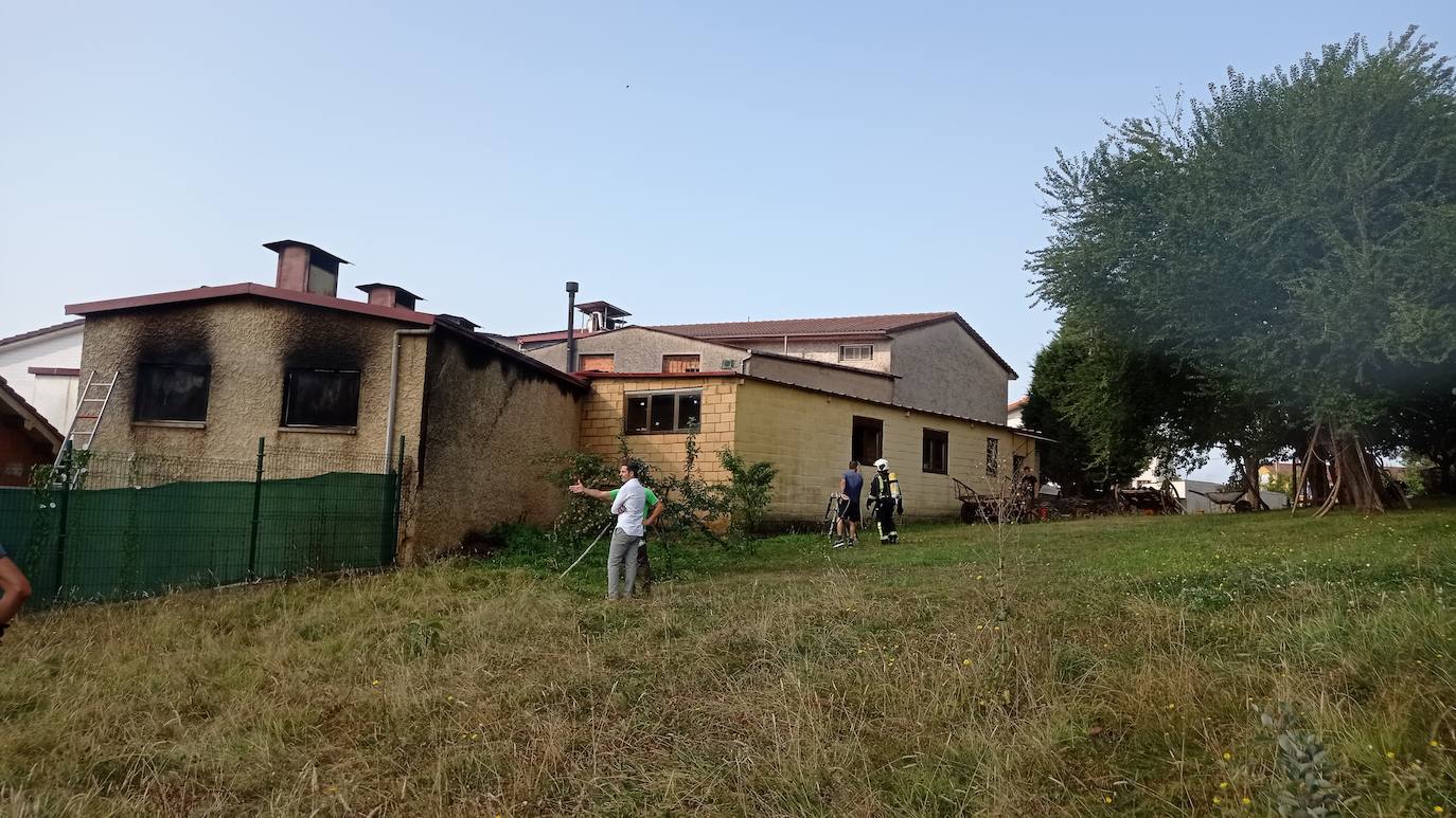 Efectivos de Bomberos del SEPA han sofocado un incendio declarado en la fábrica de embutidos La Pilarica, en Noreña. El fuego, que no ha causado daños personales, ha arrasado uno de los ahumaderos. 