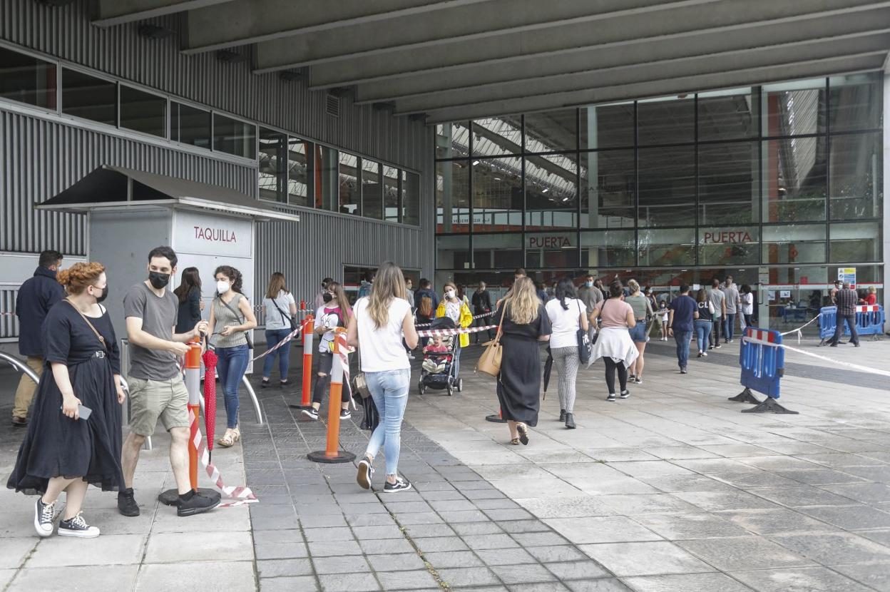 Colas a las puertas del Palacio de Deportes de Gijón para la vacunación contra la covid. 