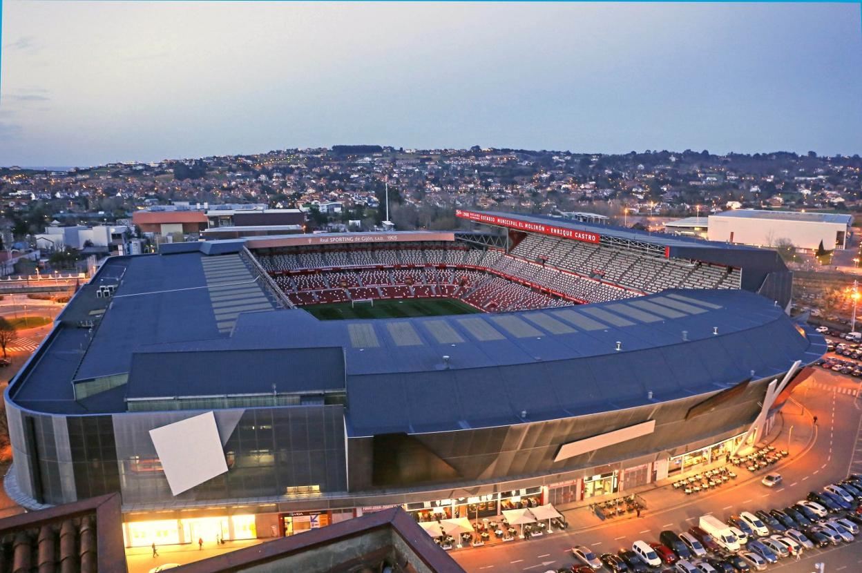 Imagen aérea de El Molinón, en marzo de 2018, durante las obras para incluir el nombre de Quini junto al del estadio en la visera de la Tribuna Este. 