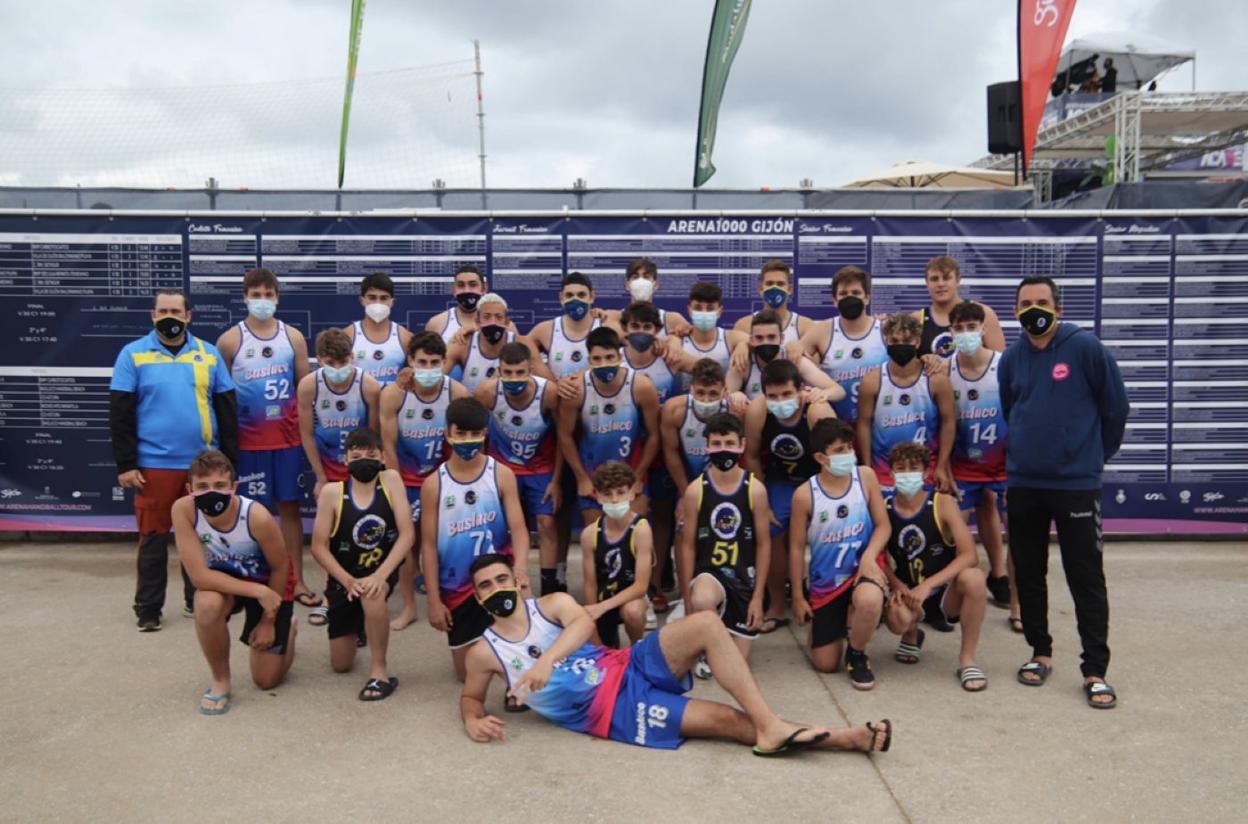 El Basluco Handball Beach, con el técnico Ángel Gulin. 