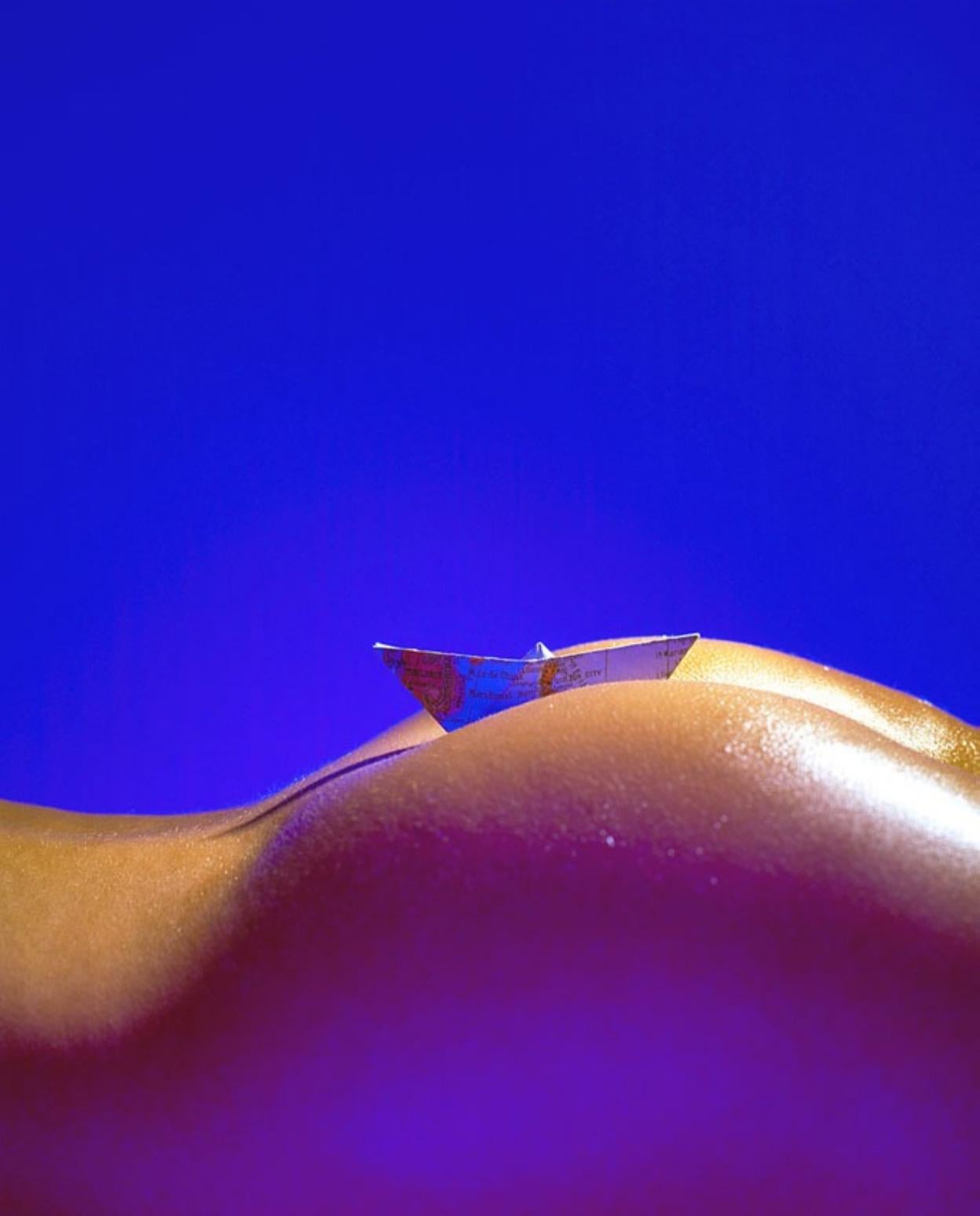 La imagen en cuestión muestra un trasero femenino sobre el que reposa un barco de papel. 