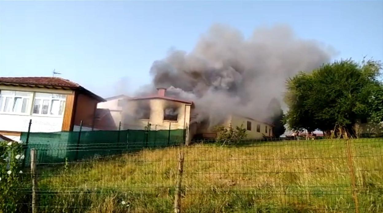 El fuego se originó en uno de los ahumaderos de la fábrica de embutidos La Pilarica, en Noreña. 