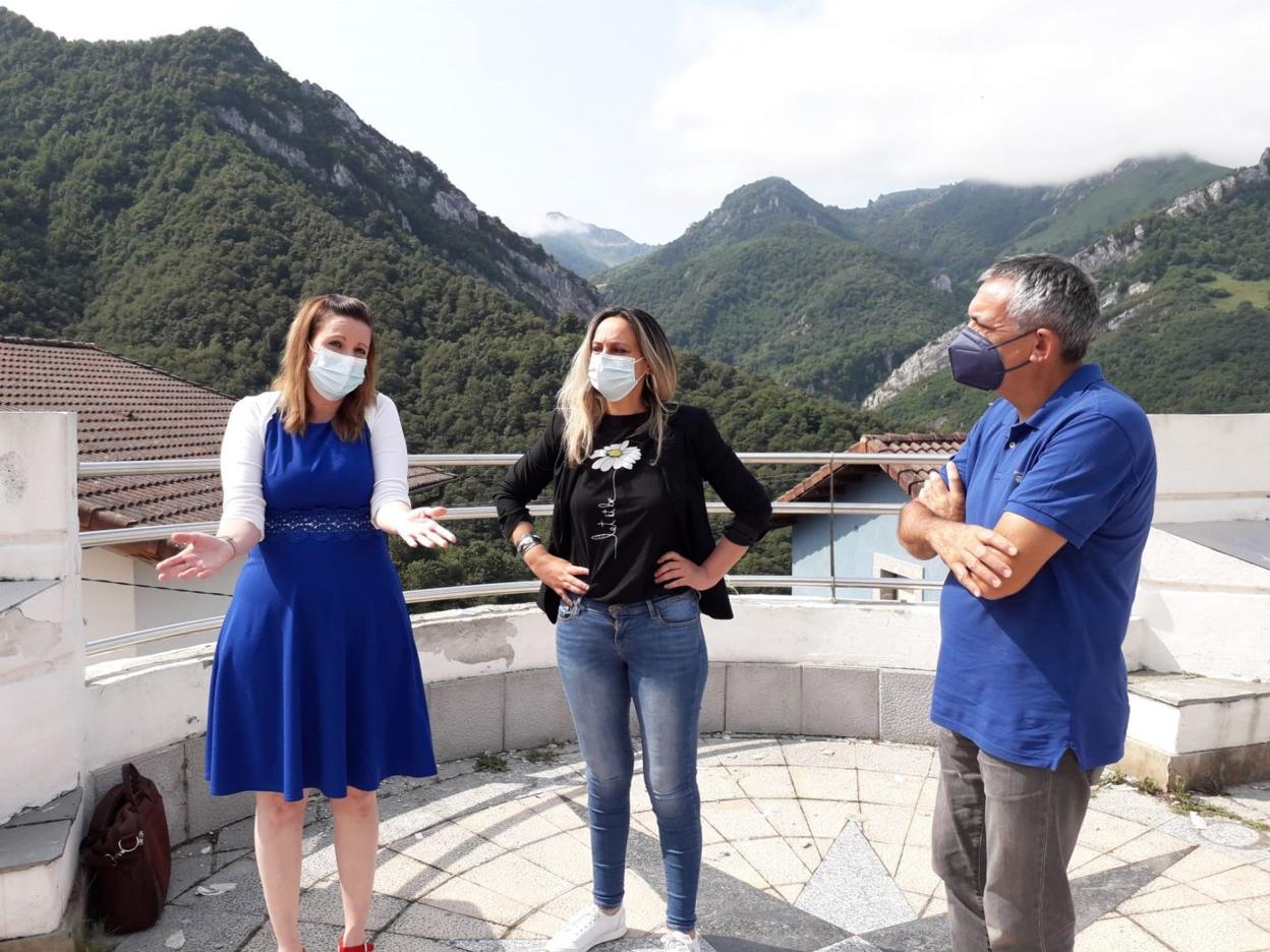 Marta Alonso conversa con Rita Camblor y Manuel Calvo. 