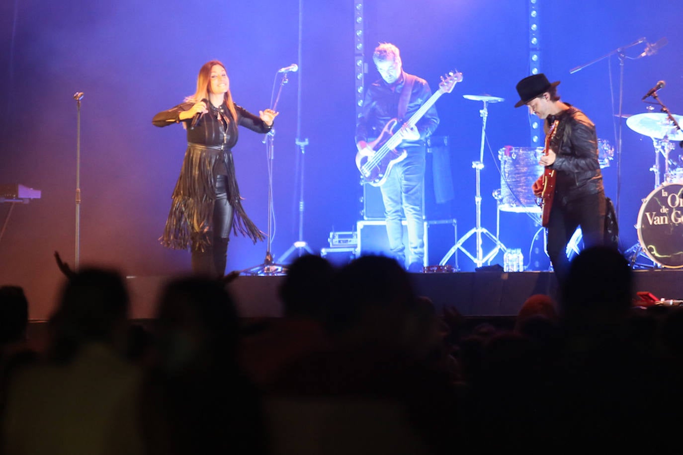 Música de ayer y de hoy en la plaza del Centro Niemeyer de Avilés. La Oreja de Van Gogh ha hecho un viaje en el tiempo a través de sus canciones, algunas de ellas con más de veinte años. El grupo también ha sabido coquistar a su público con los temas más nuevos. 